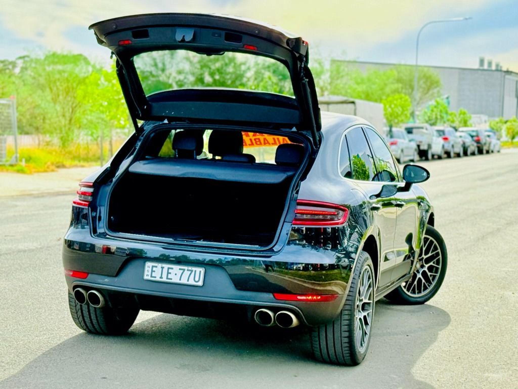 PORSCHE MACAN