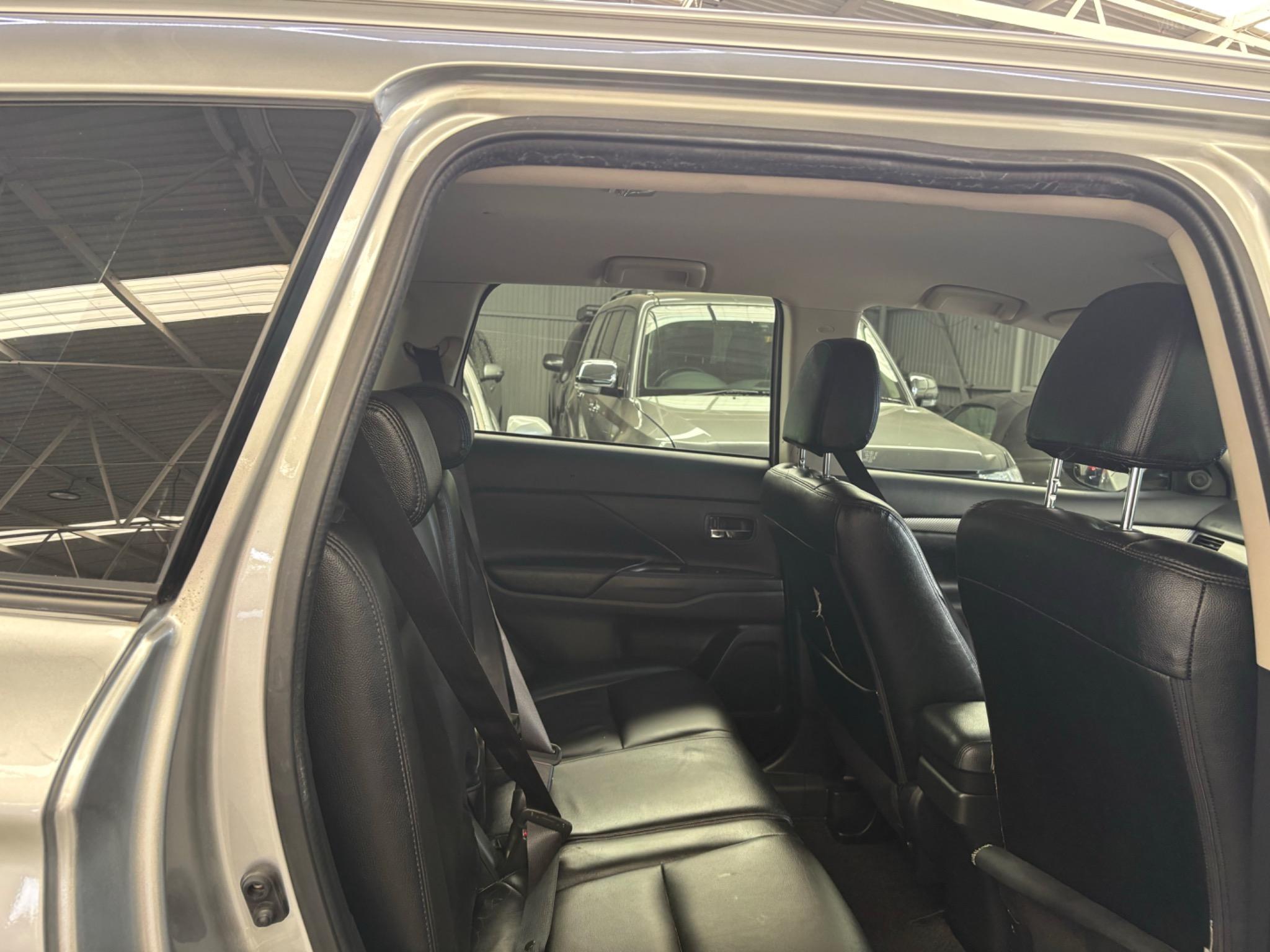 MITSUBISHI OUTLANDER