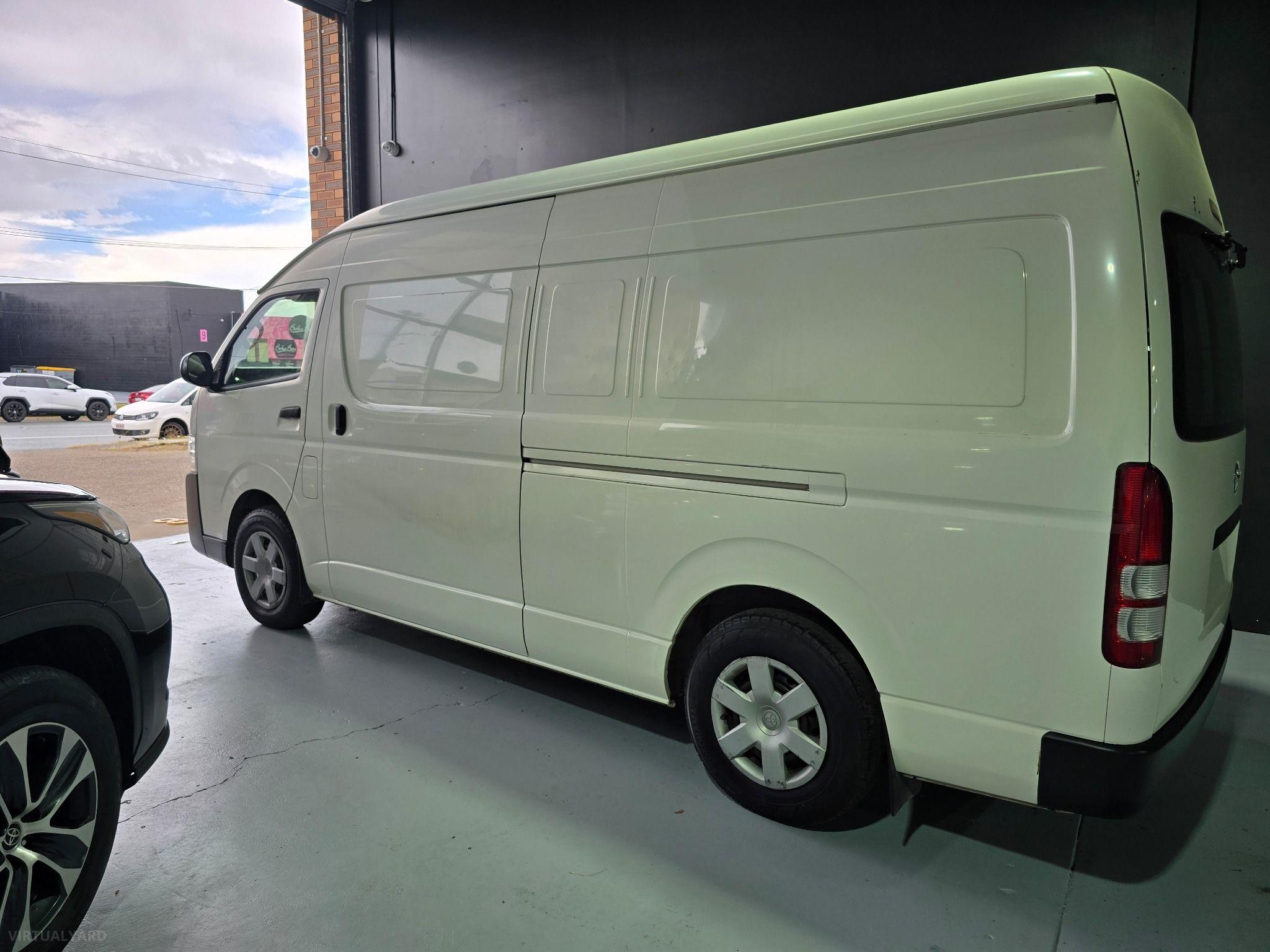 TOYOTA HIACE