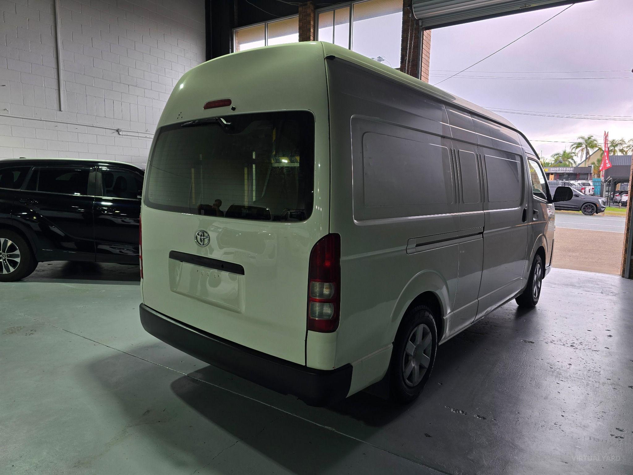 TOYOTA HIACE