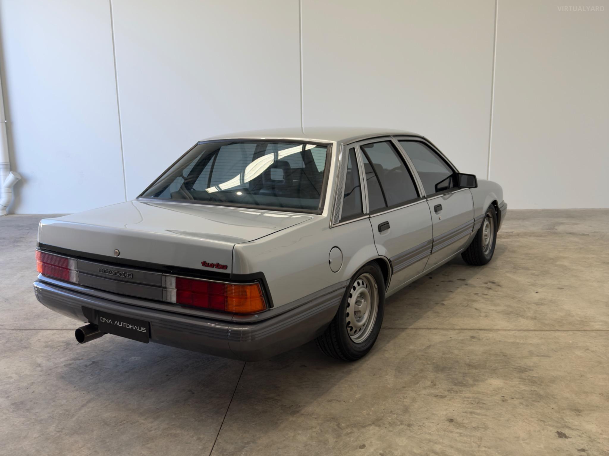 HOLDEN COMMODORE