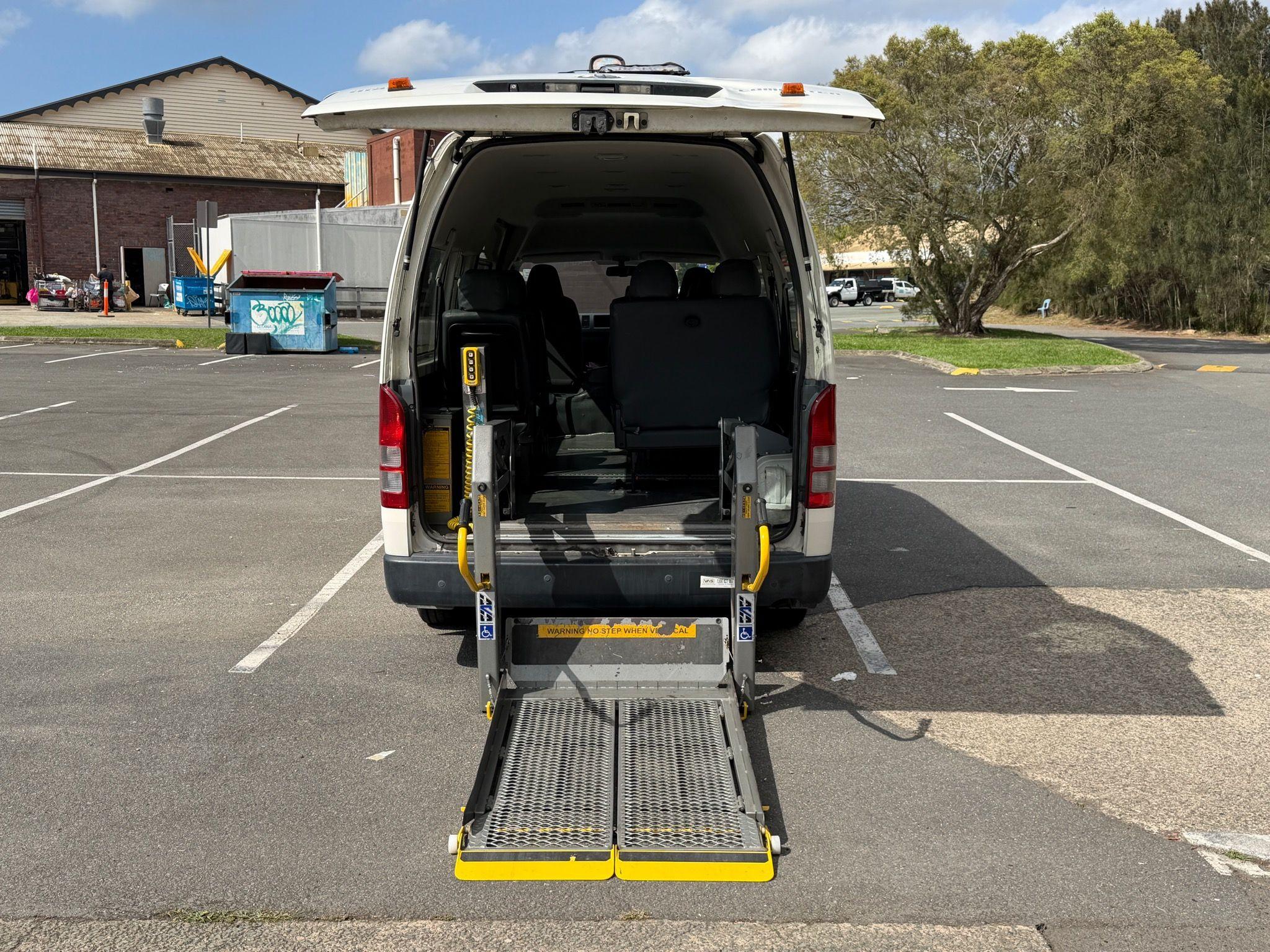 TOYOTA HIACE Commuter