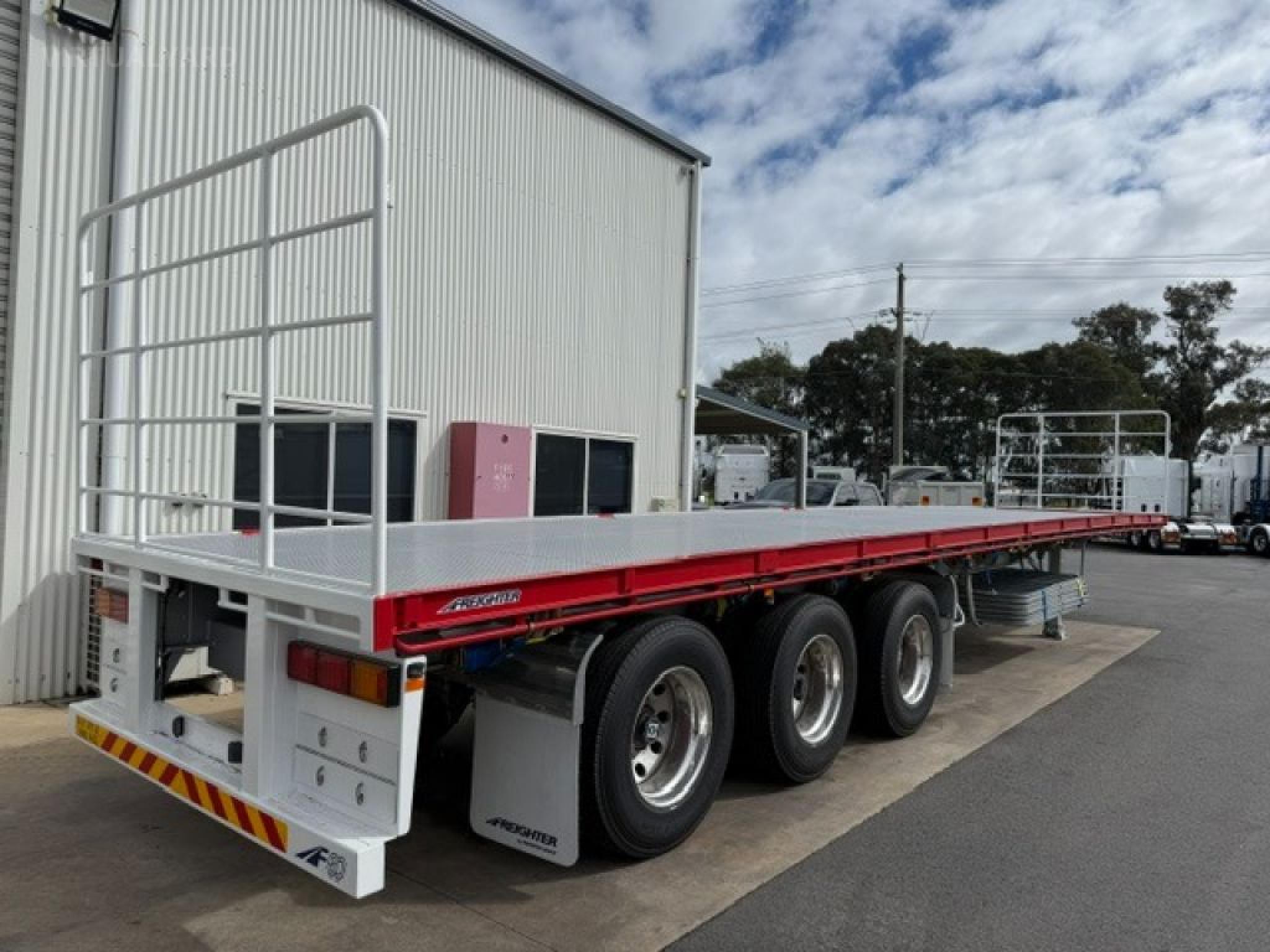 Maxitrans 45 TRI-AXLE FLAT TOP