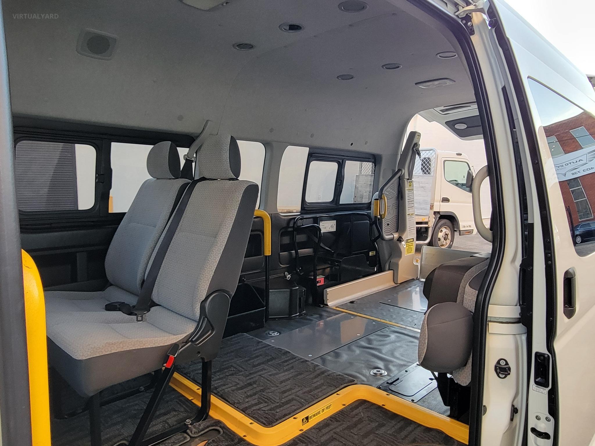TOYOTA HIACE 