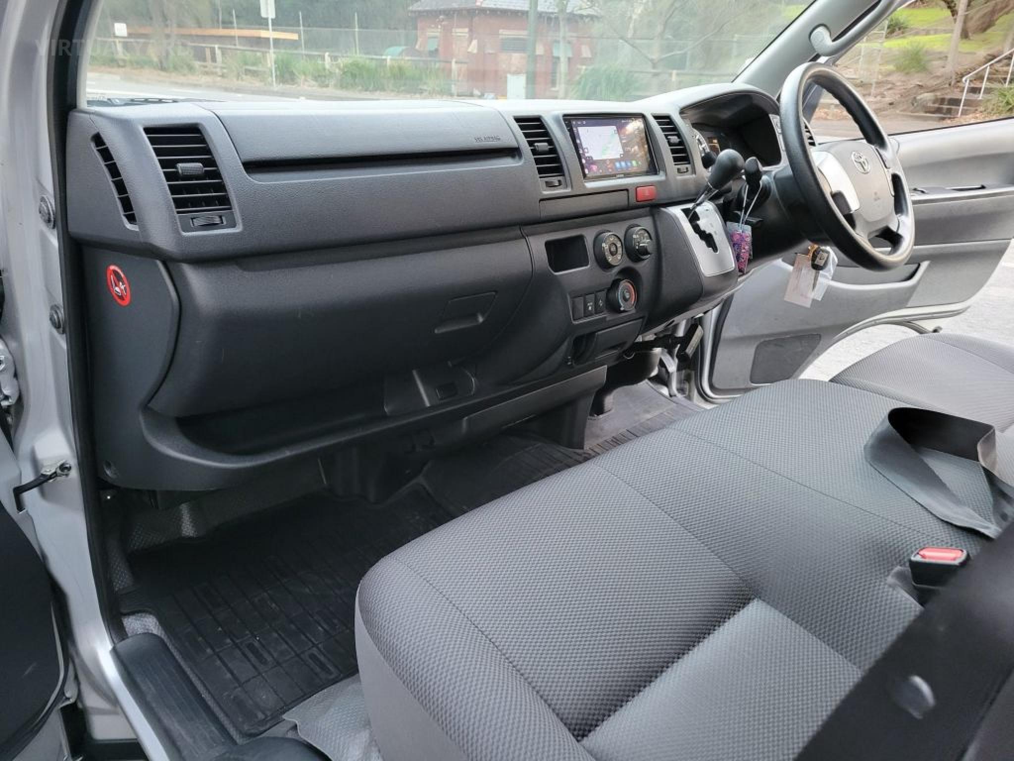 TOYOTA HIACE Crewman