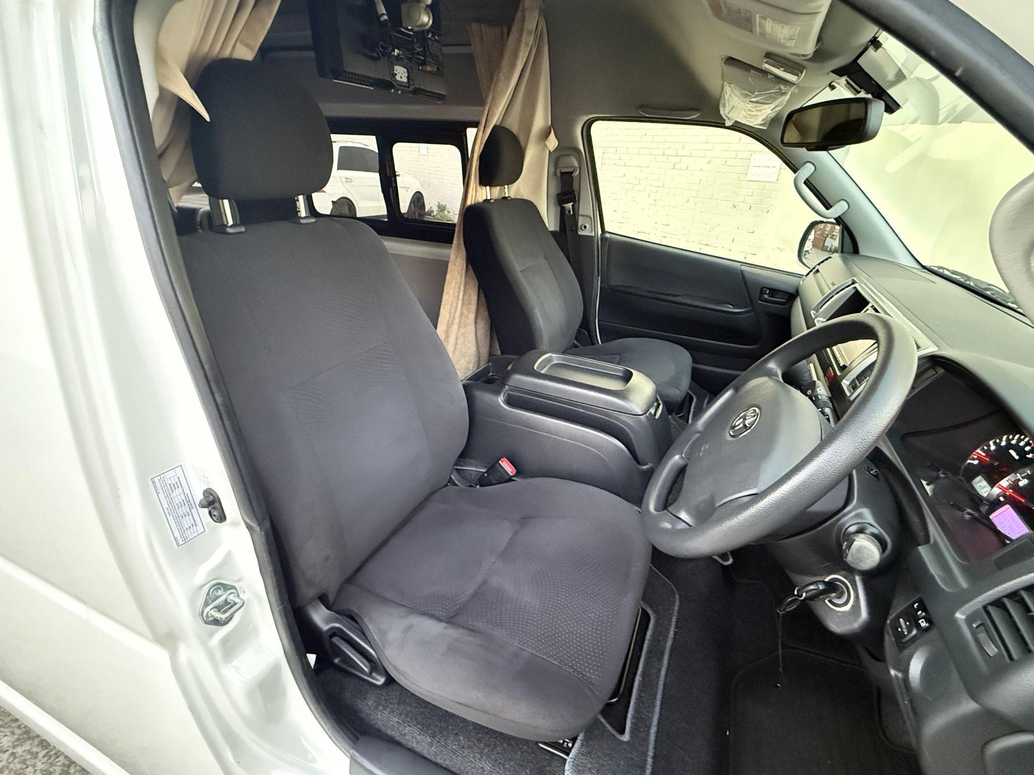 TOYOTA HIACE CAMPER 4X4