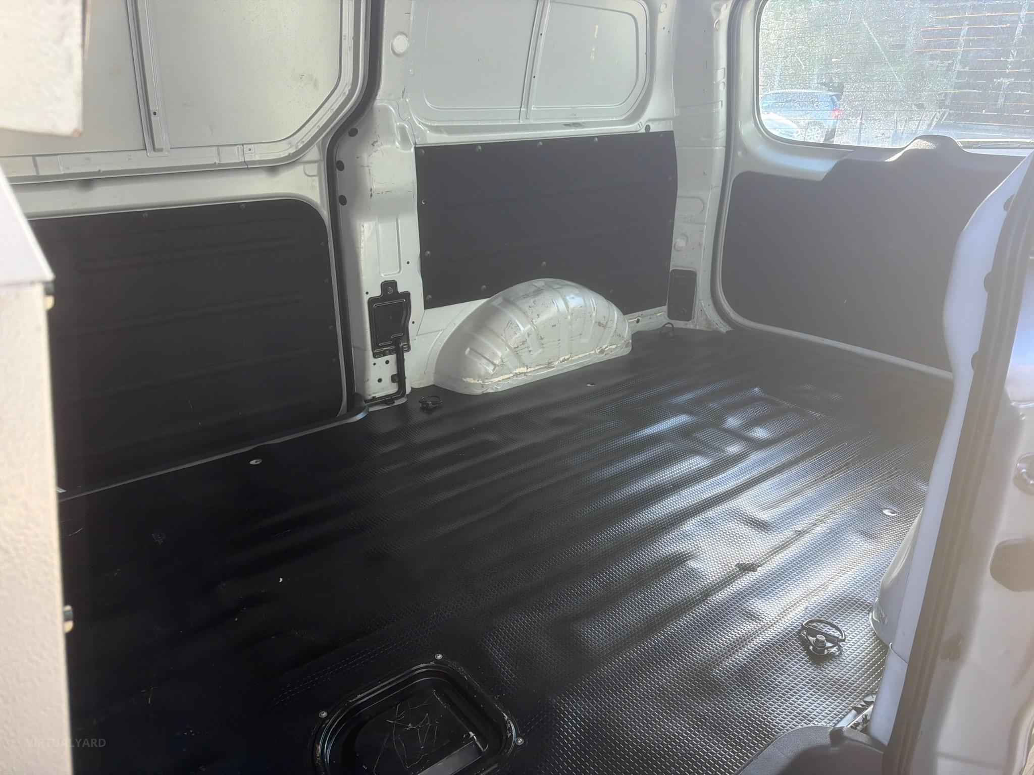 HYUNDAI ILOAD TQ-V VAN 5DR SPTS AUTO 5SP 1061KG 2.5DT image 16