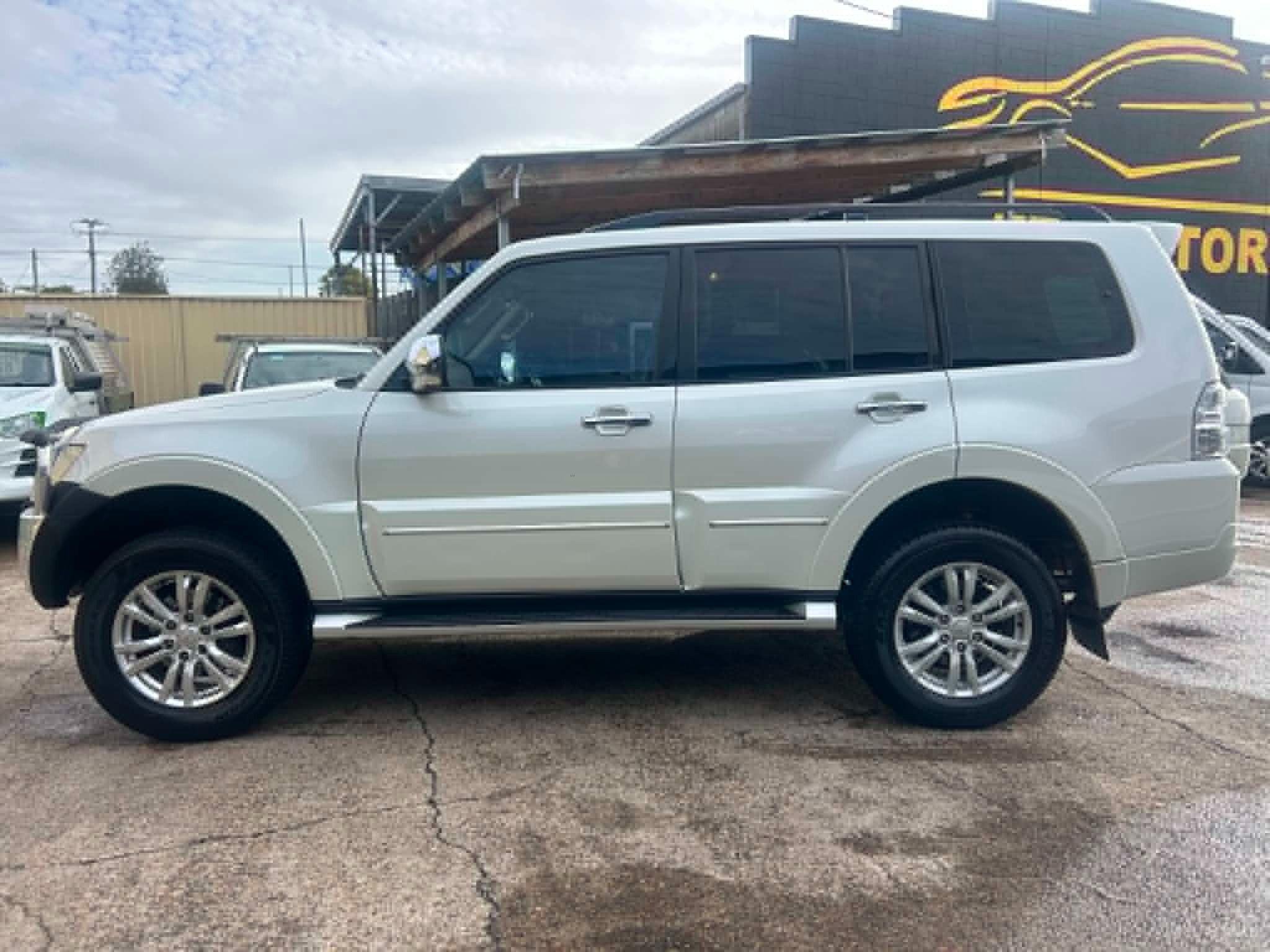 MITSUBISHI PAJERO