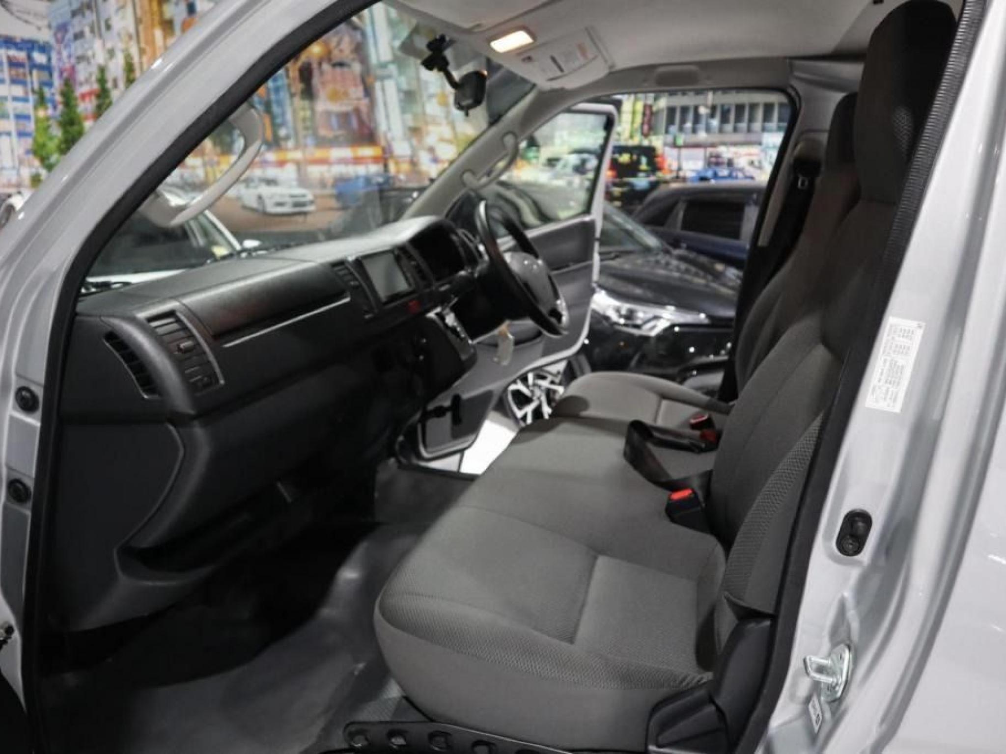 TOYOTA HIACE