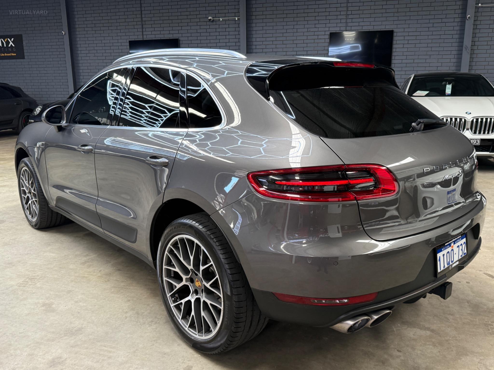 PORSCHE MACAN