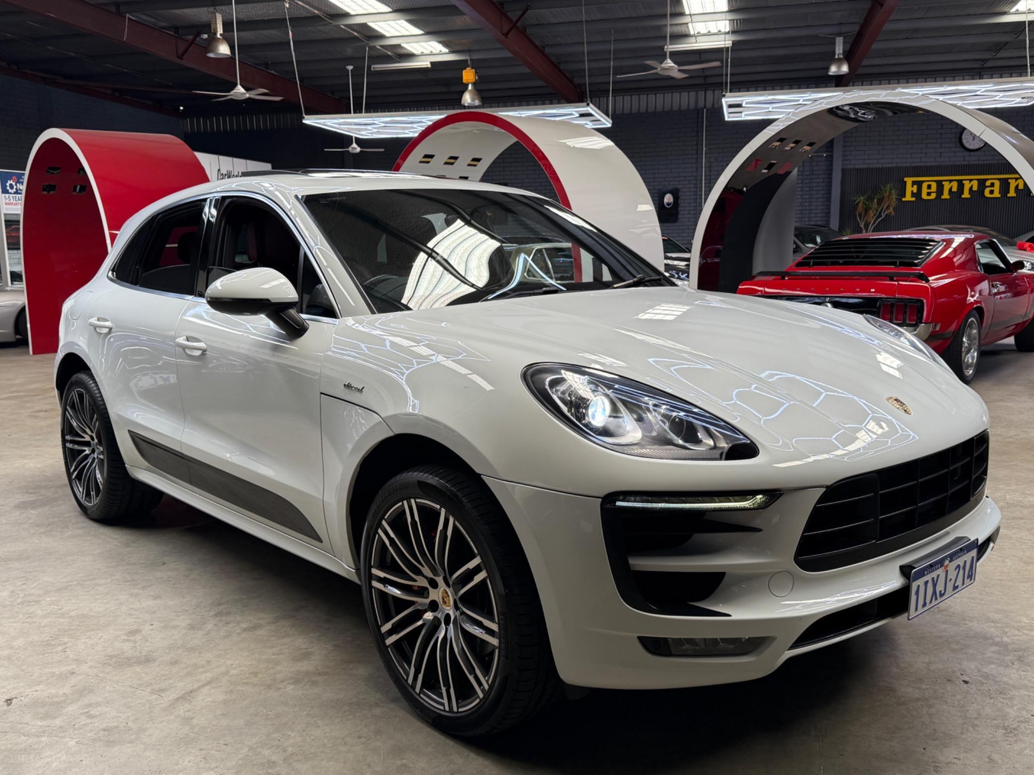 PORSCHE MACAN