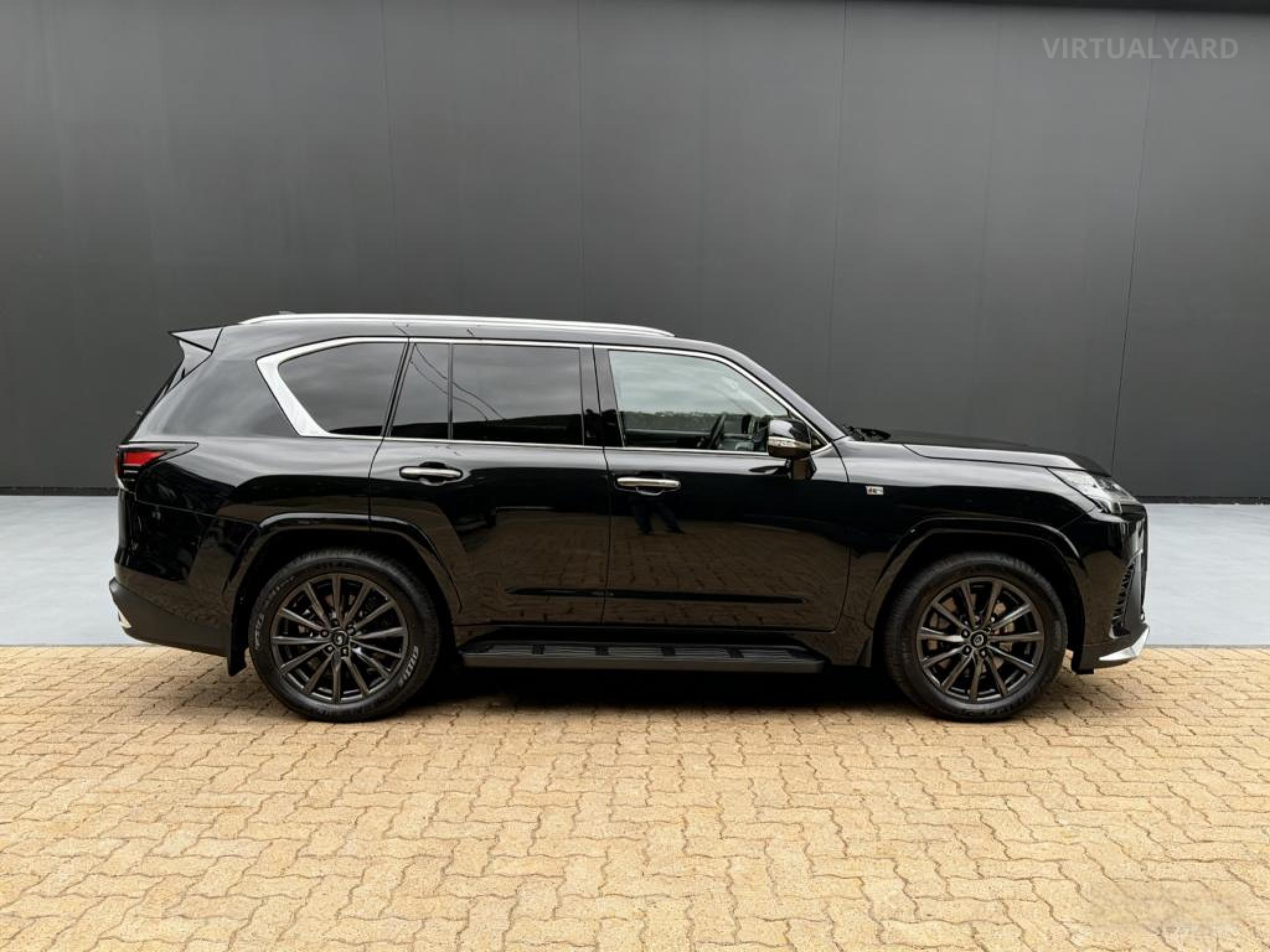 LEXUS LX600