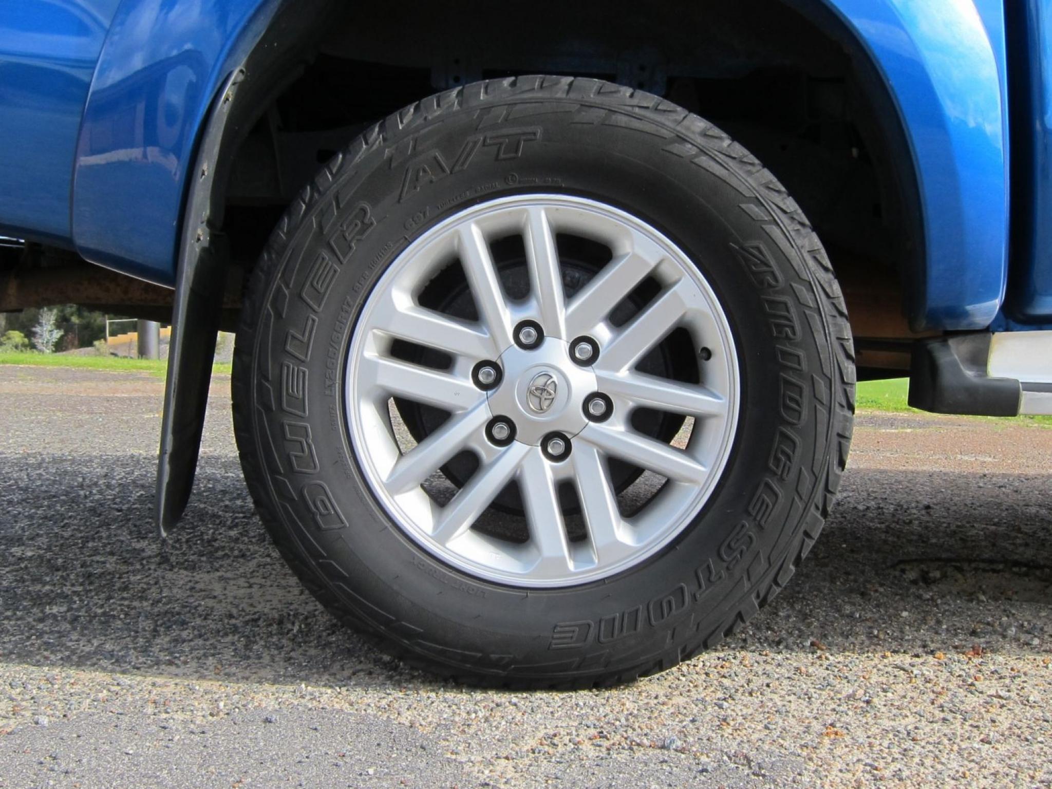 TOYOTA HILUX