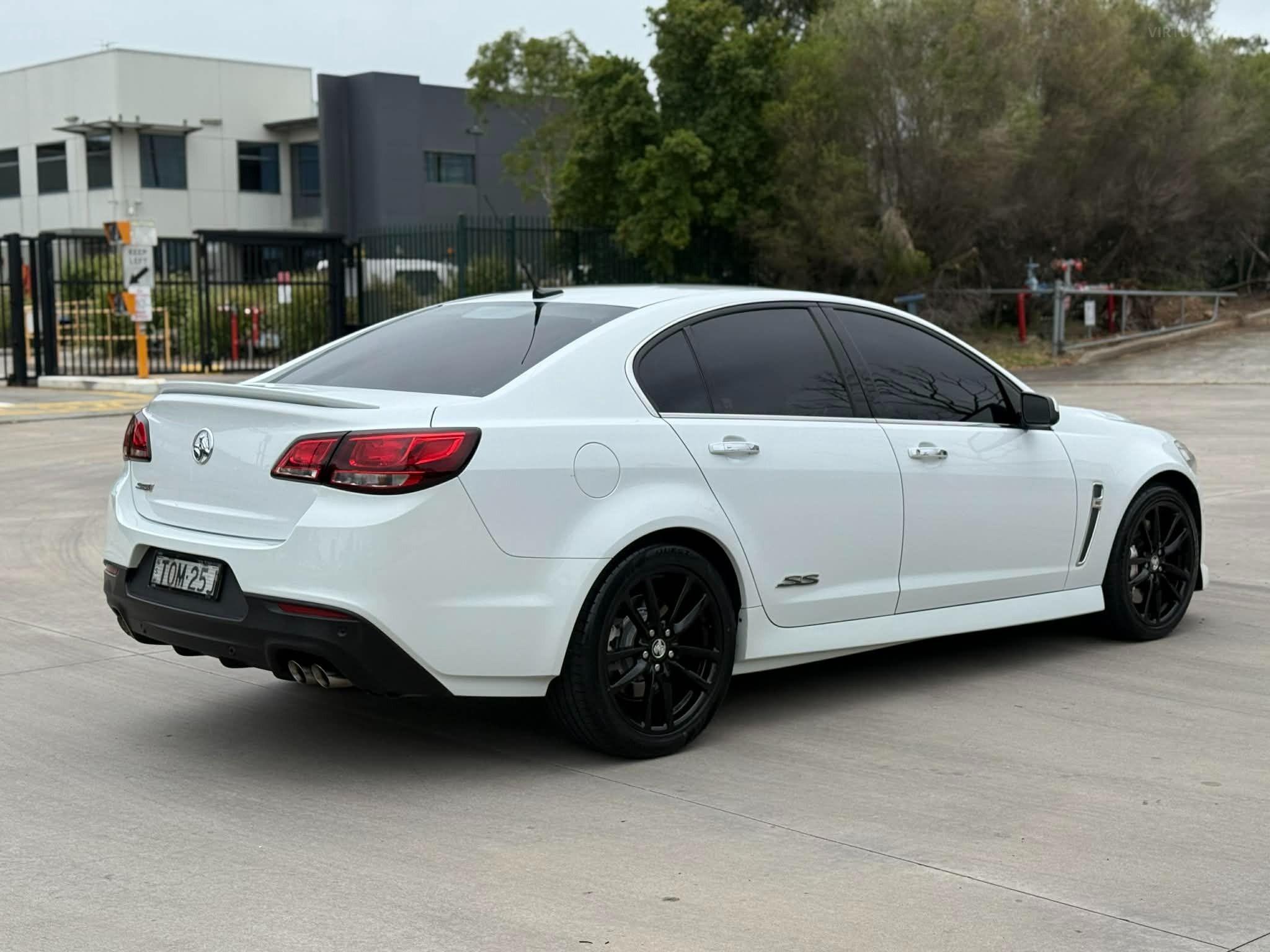 HOLDEN COMMODORE