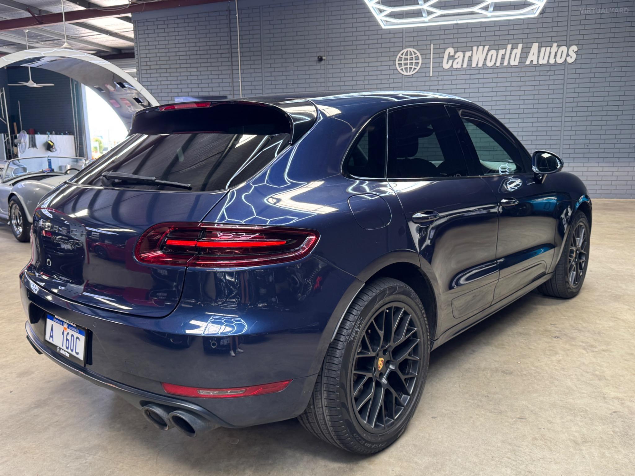 PORSCHE MACAN