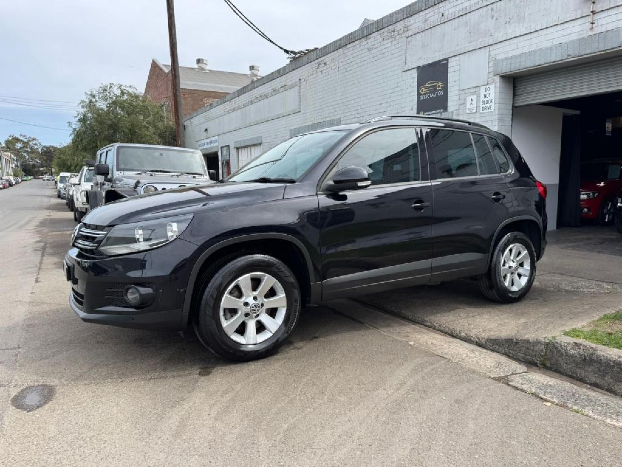 VOLKSWAGEN TIGUAN