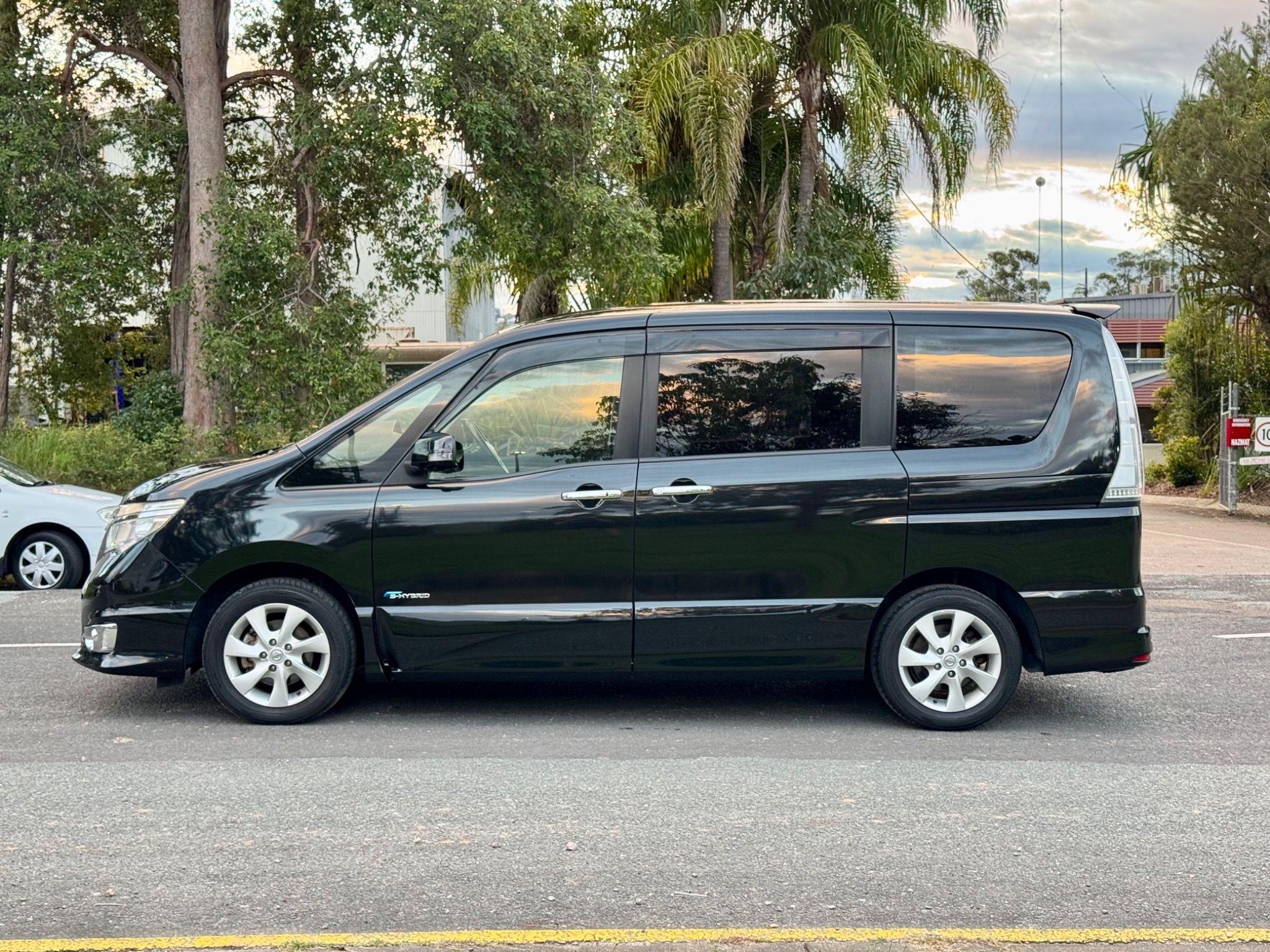 NISSAN SERENA Hybrid 8 Seat