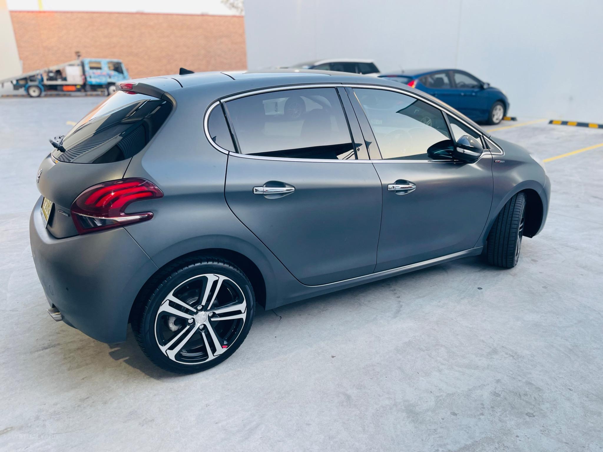 PEUGEOT 208