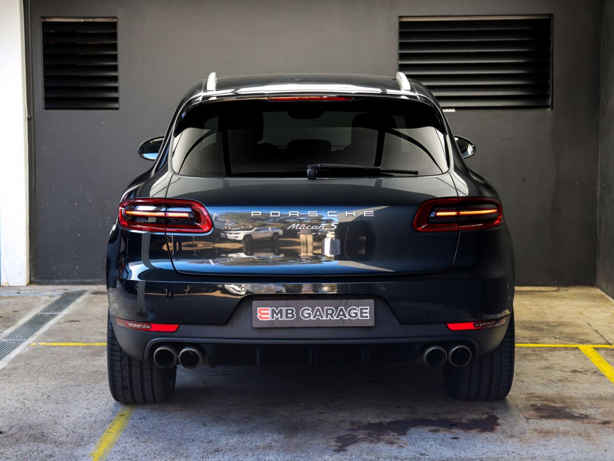PORSCHE MACAN
