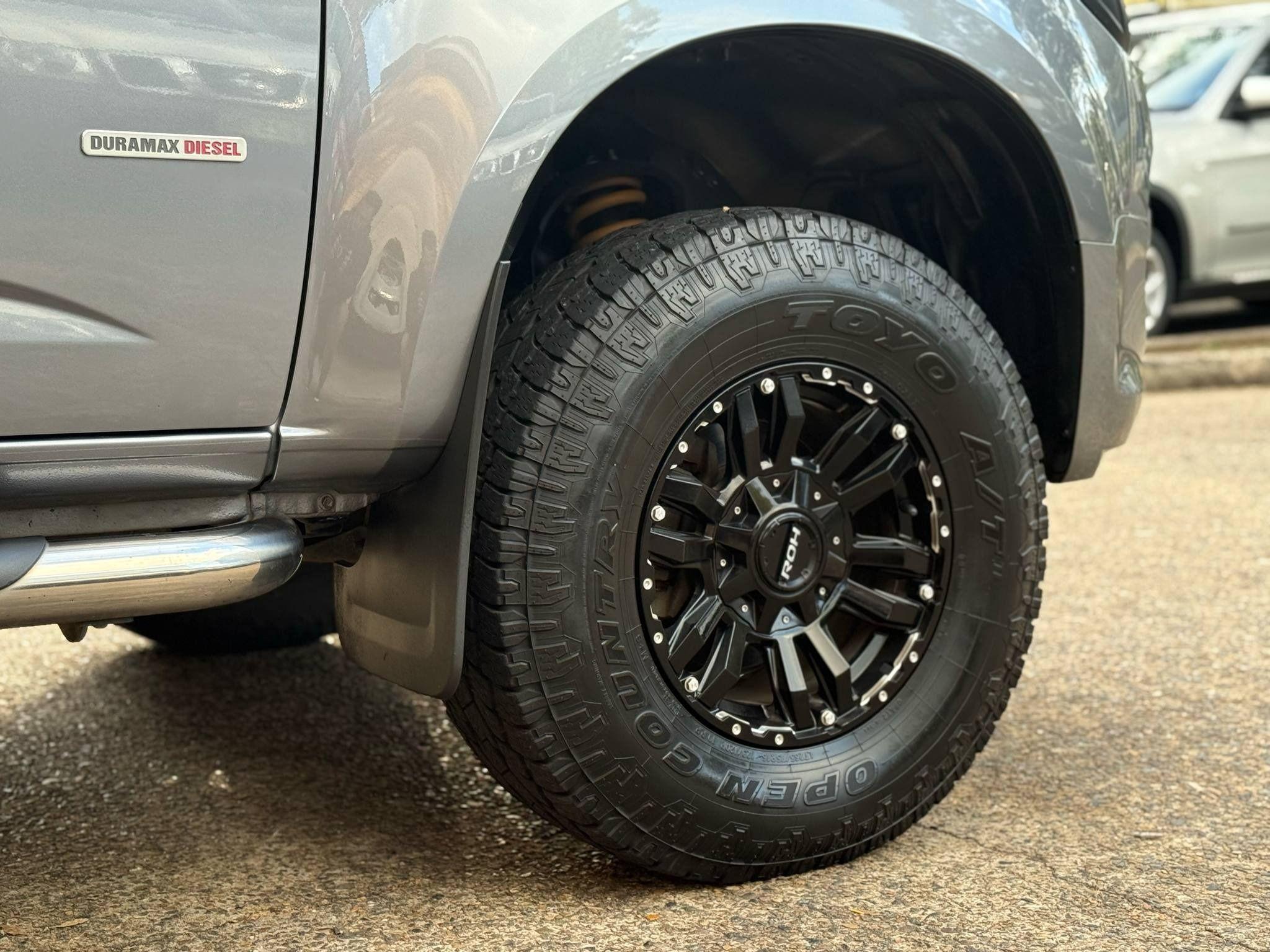HOLDEN COLORADO