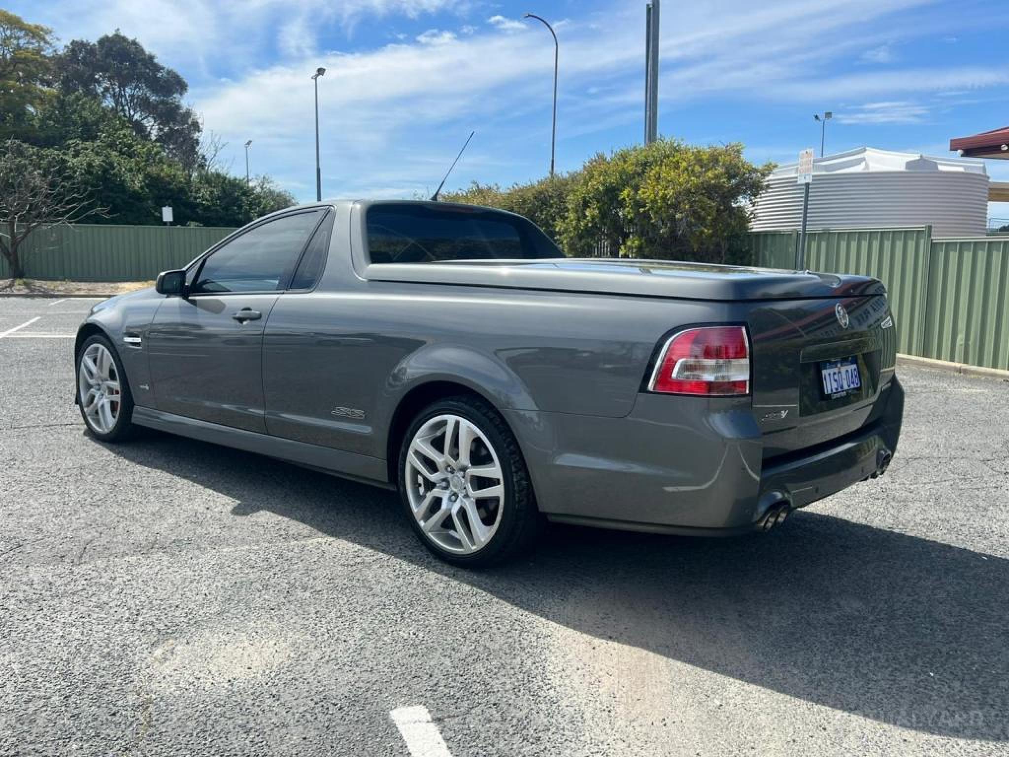HOLDEN COMMODORE
