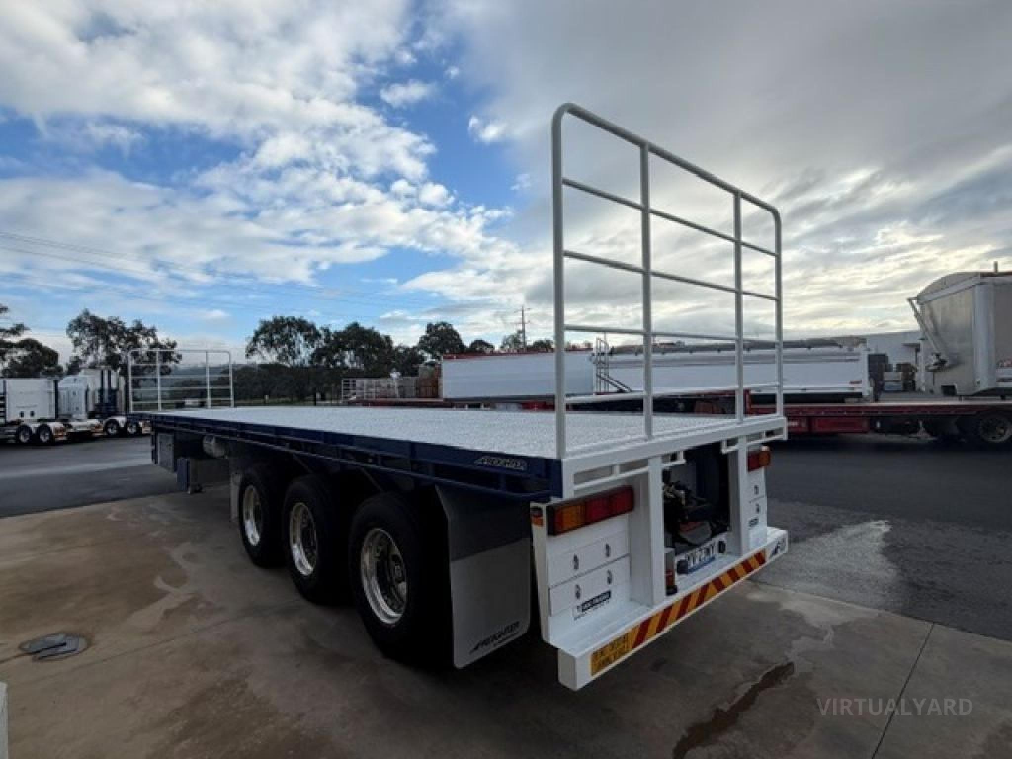 Maxitrans 45-47 TRI-AXLE FLAT TOP EXTENDABLE