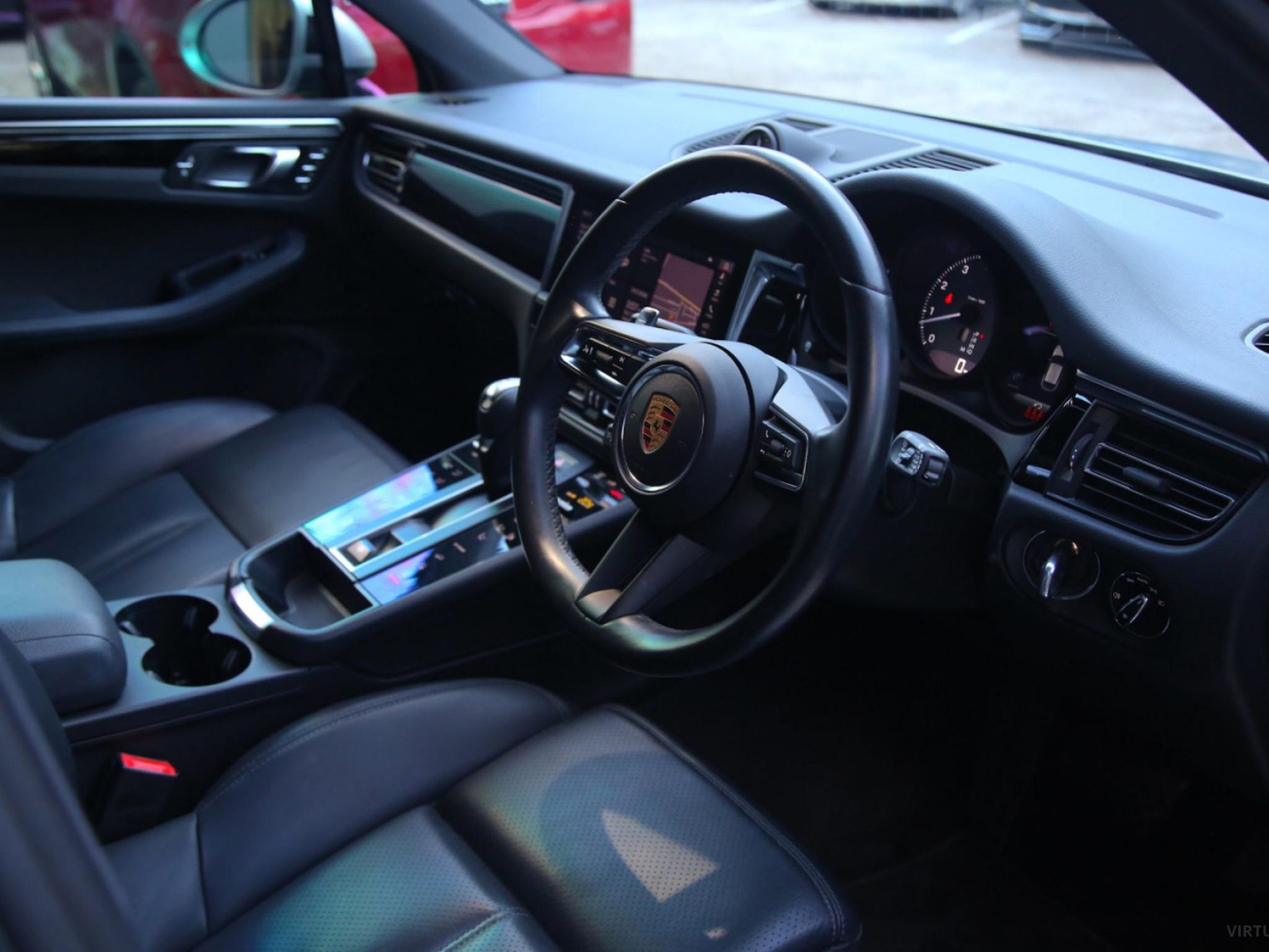 PORSCHE MACAN