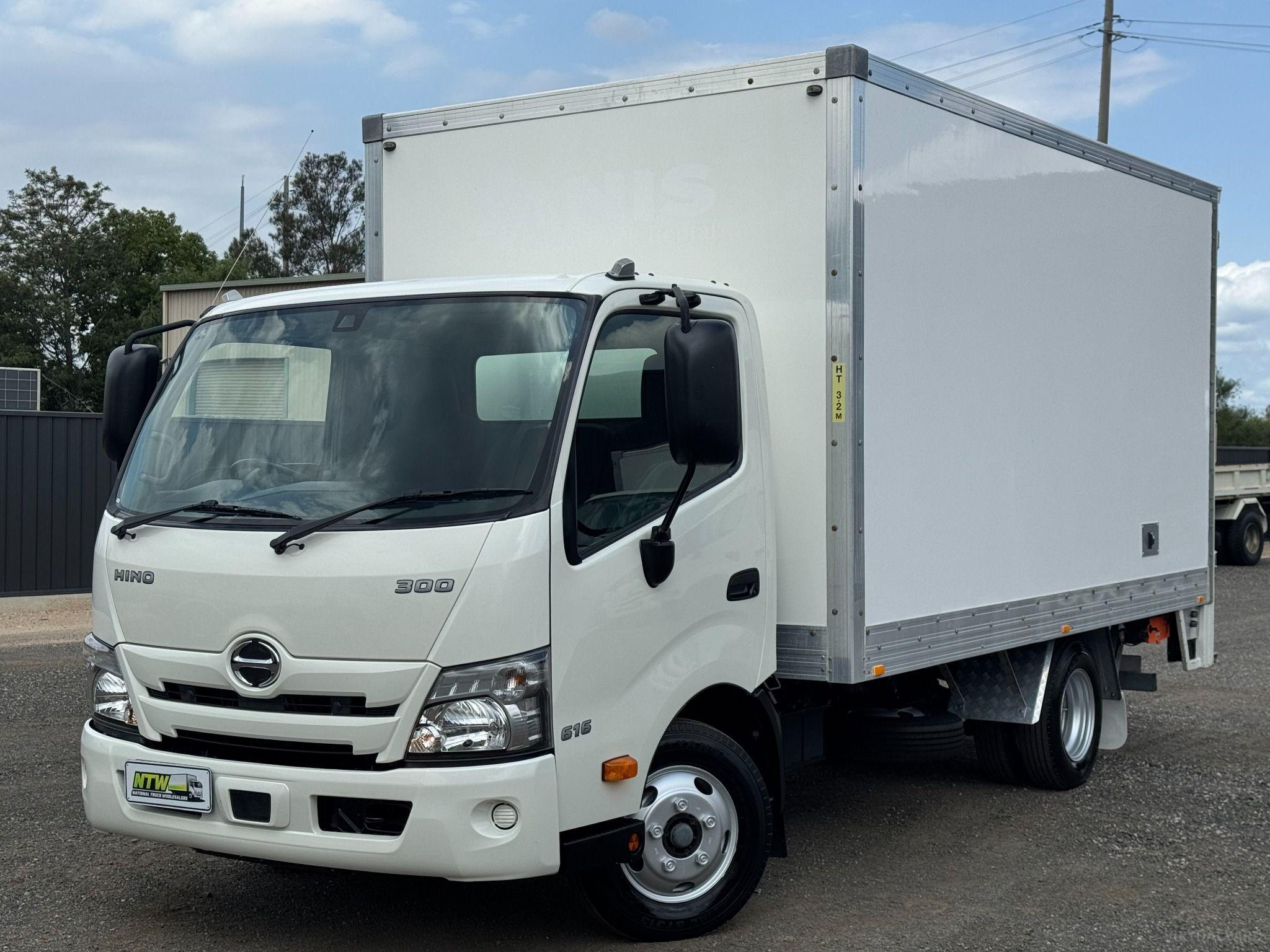 Hino 300 Series 616 Medium