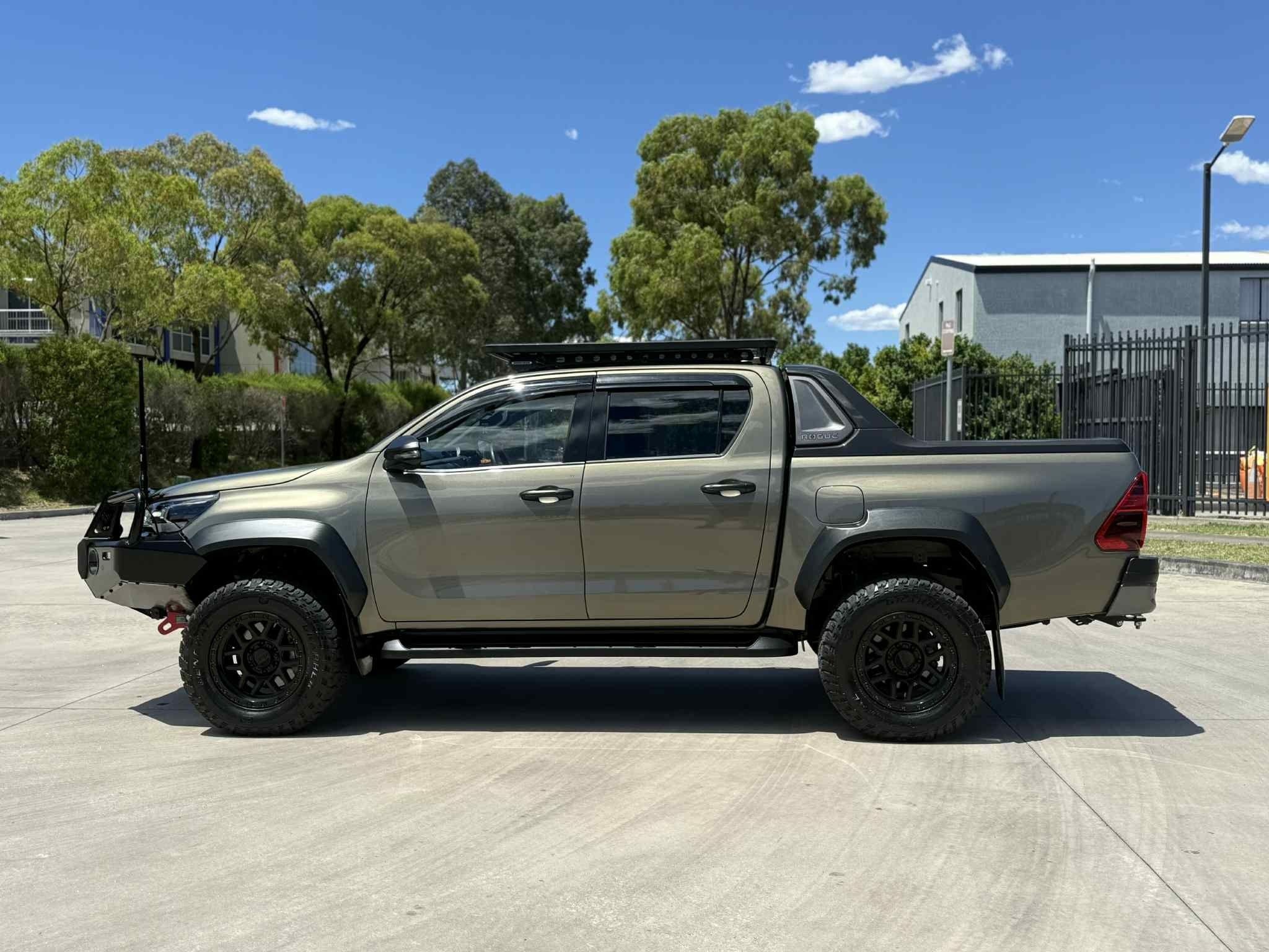 TOYOTA HILUX