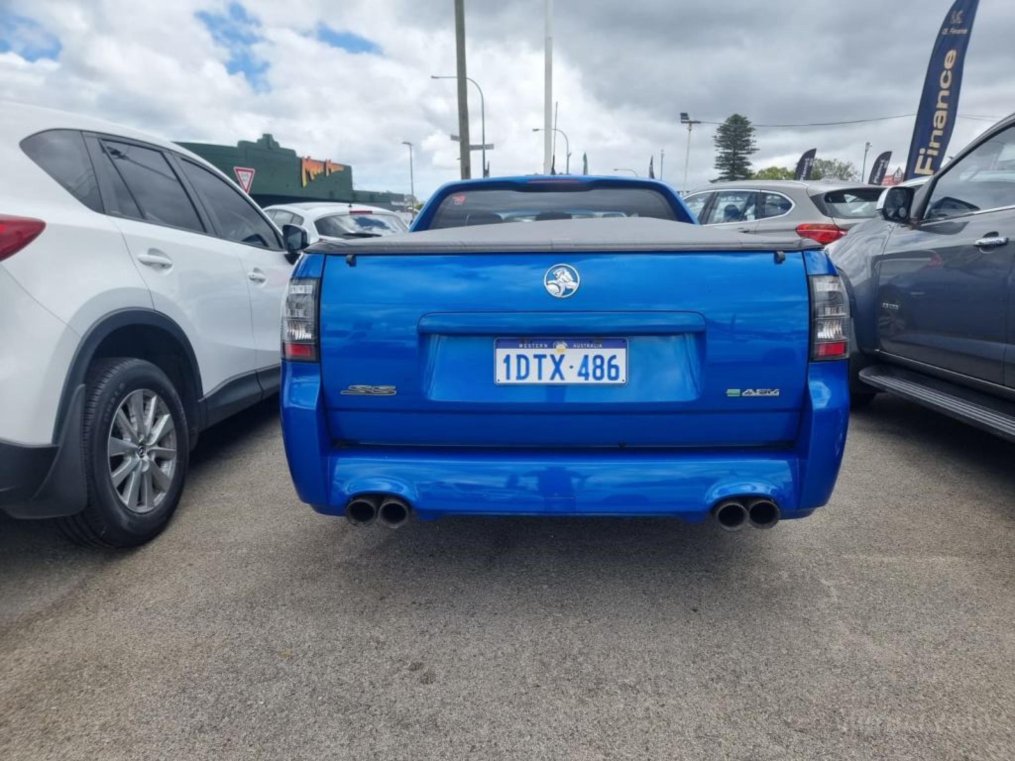 HOLDEN COMMODORE