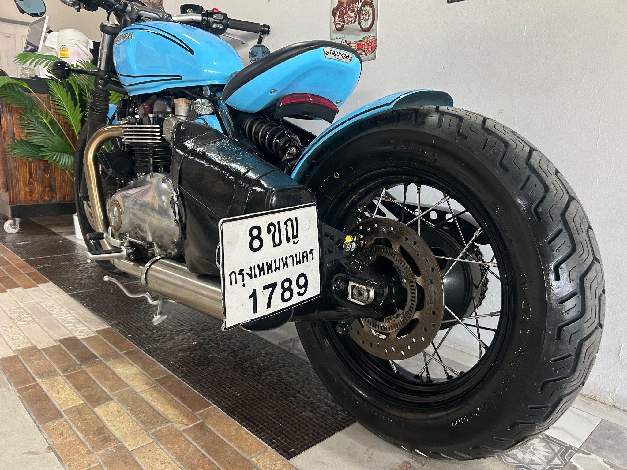 TRIUMPH BONNEVILLE BOBBER