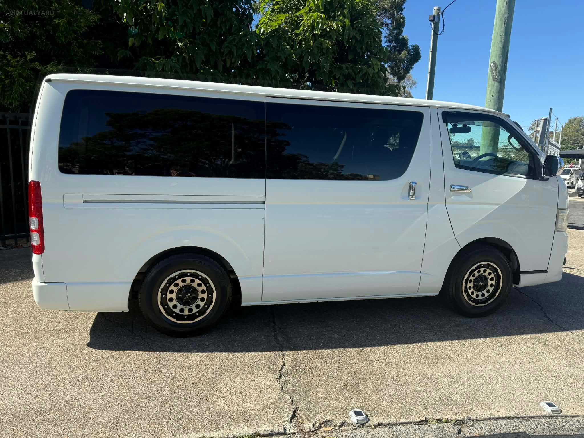TOYOTA HIACE