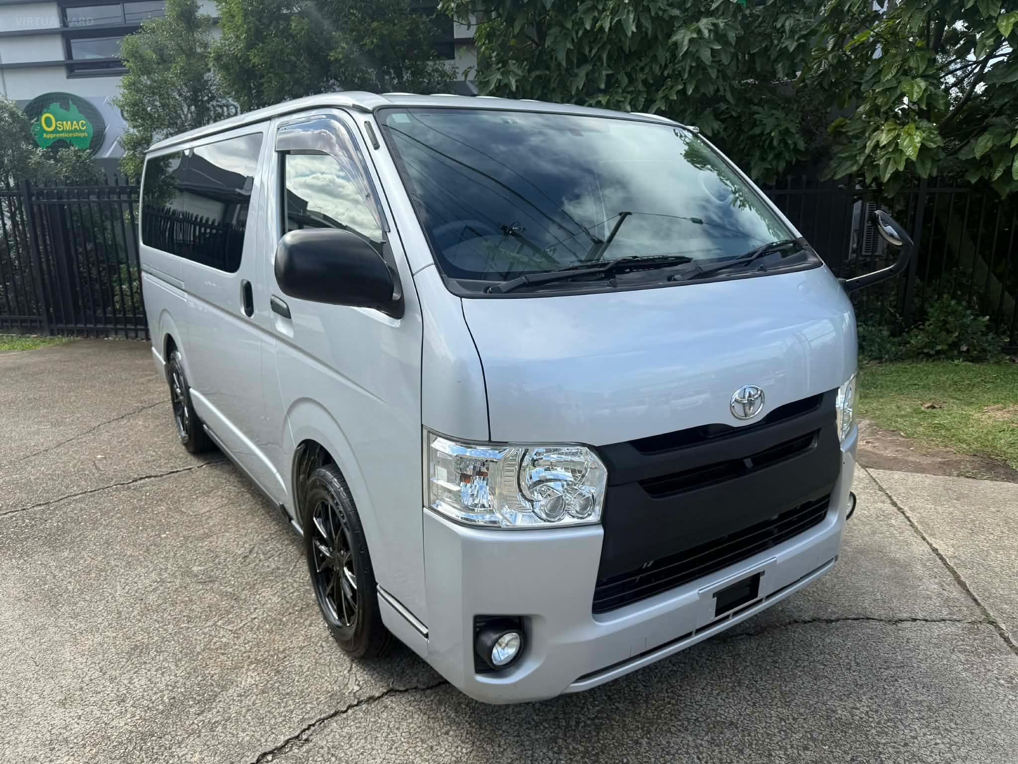 TOYOTA HIACE