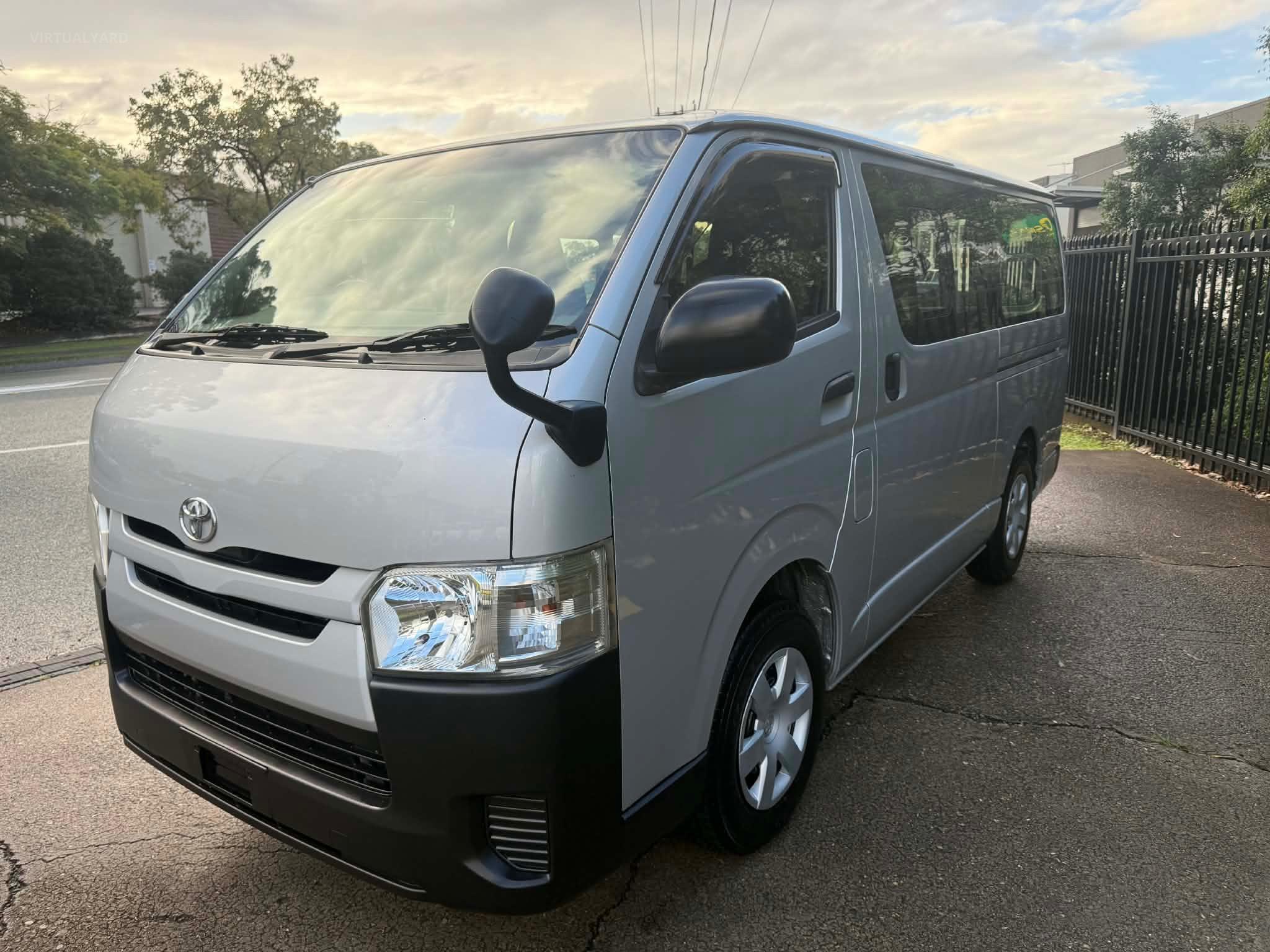 TOYOTA HIACE