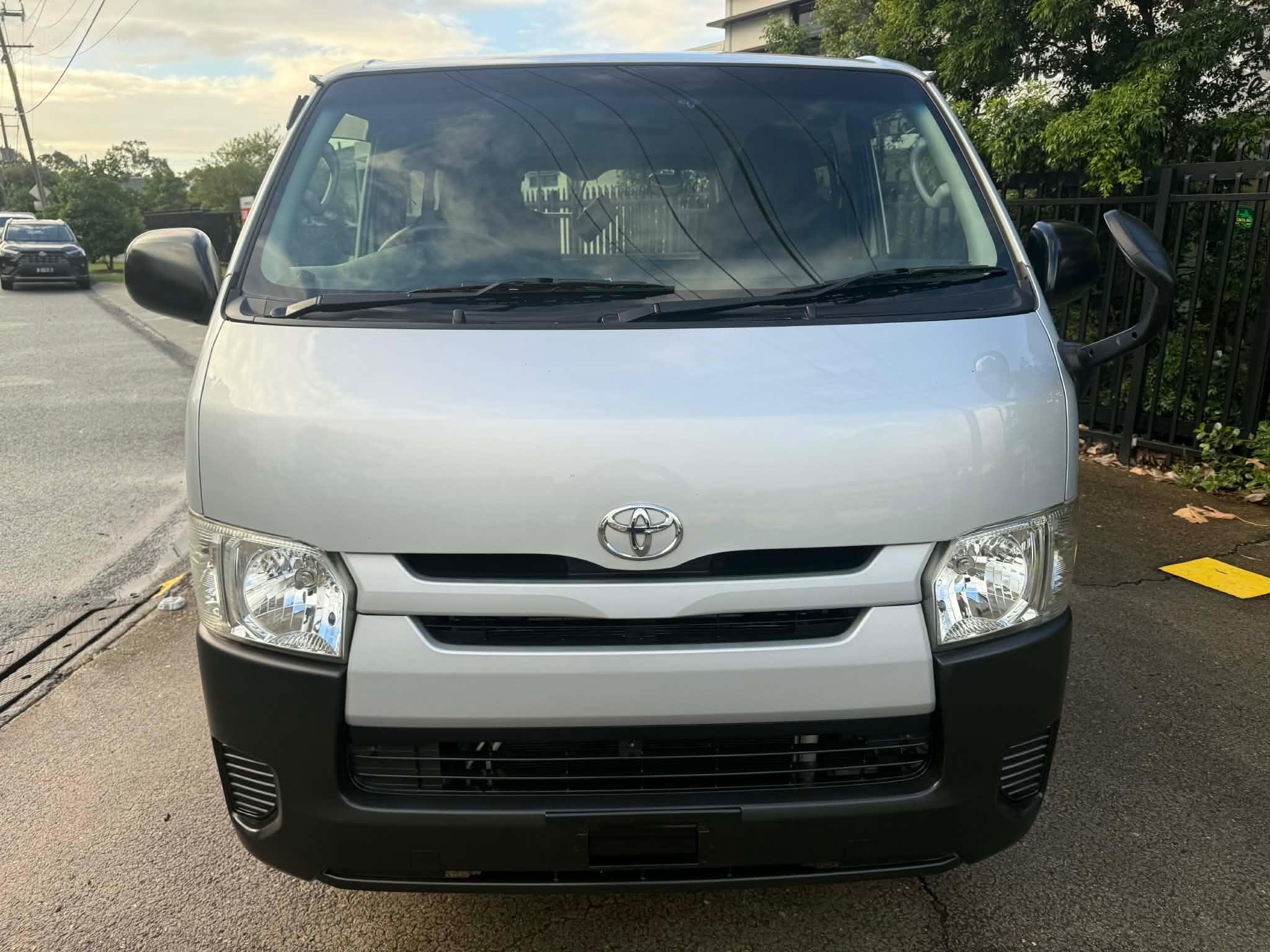 TOYOTA HIACE