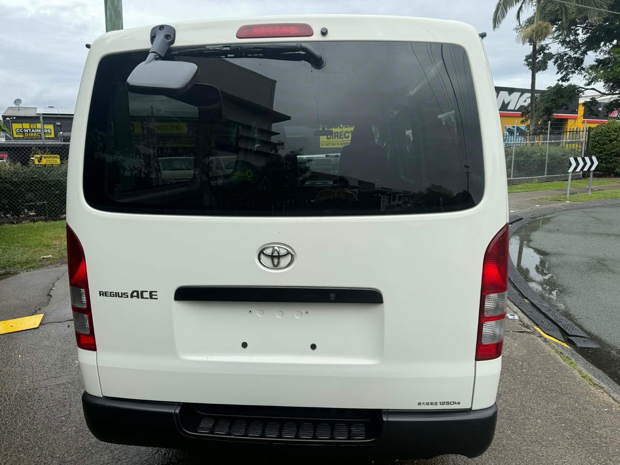 TOYOTA HIACE