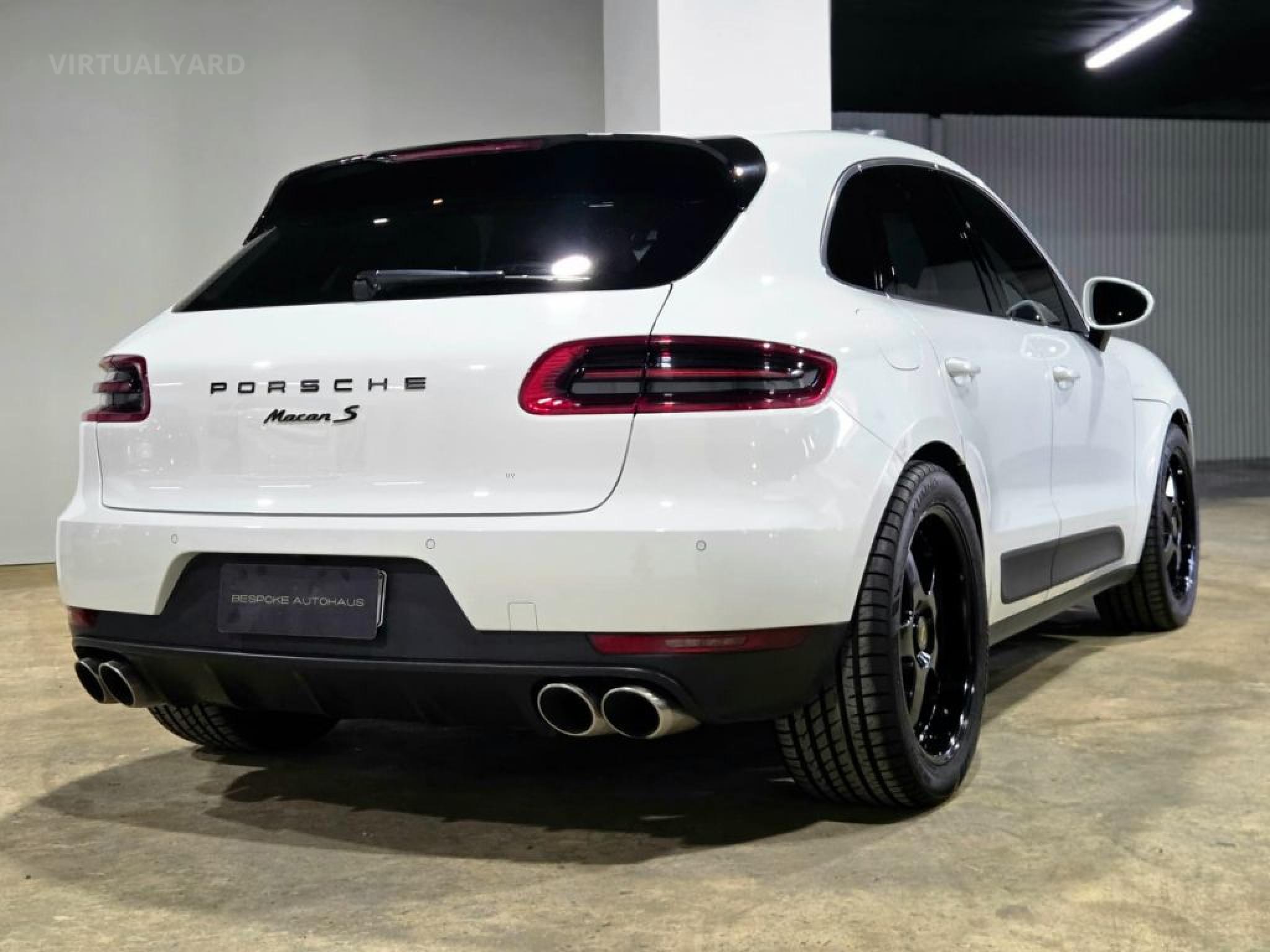 PORSCHE MACAN