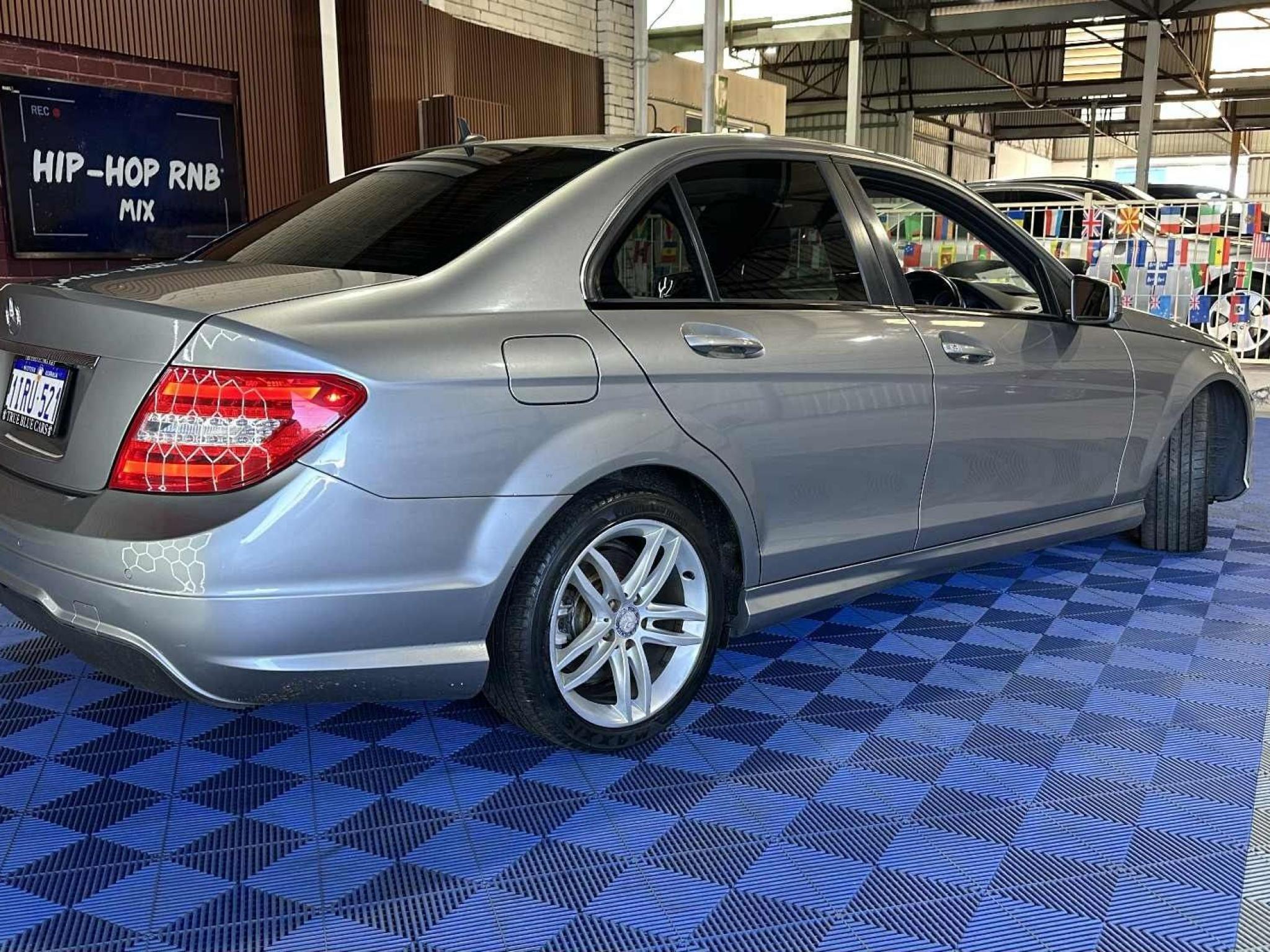 MERCEDES-BENZ C200