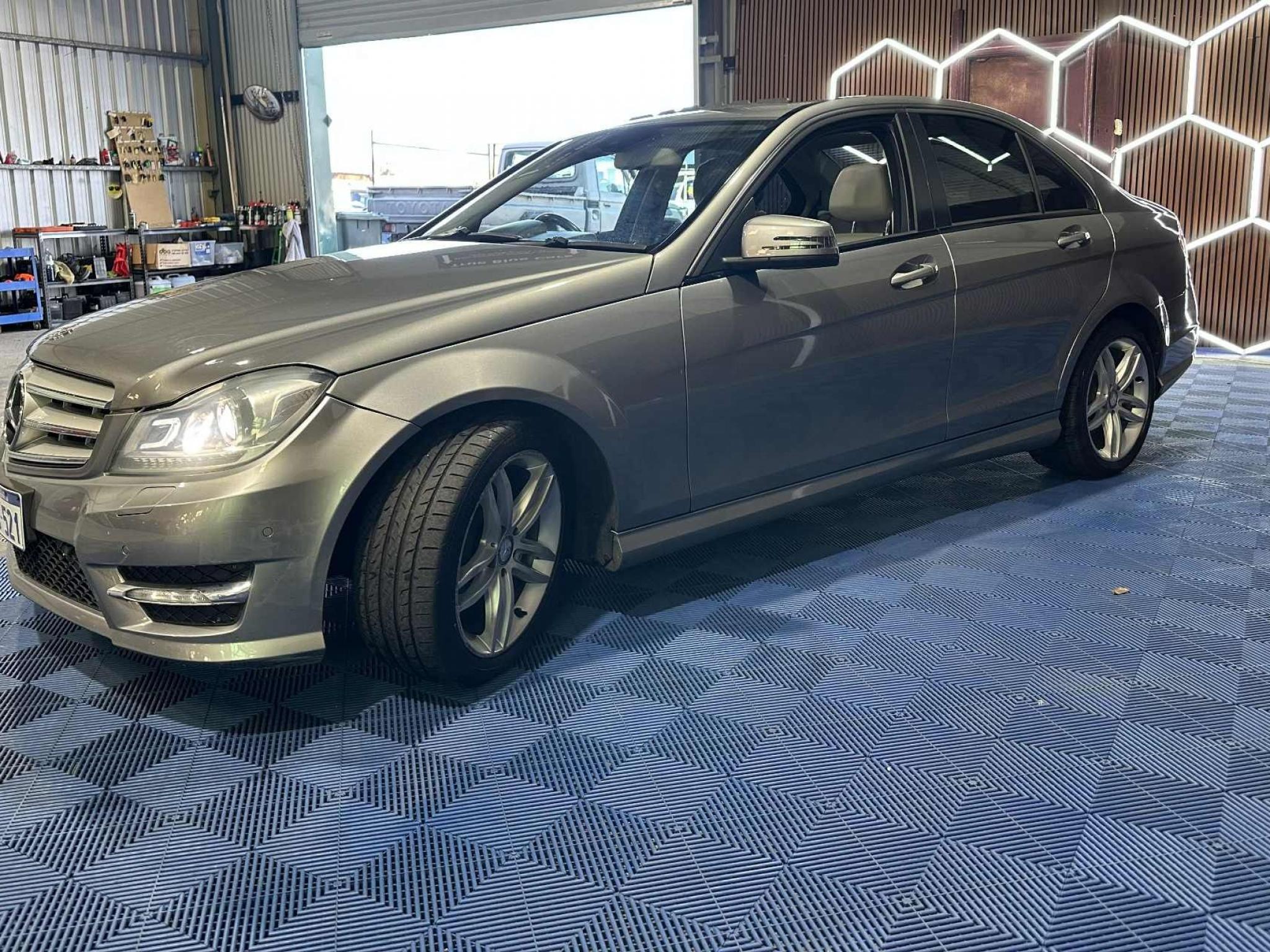 MERCEDES-BENZ C200
