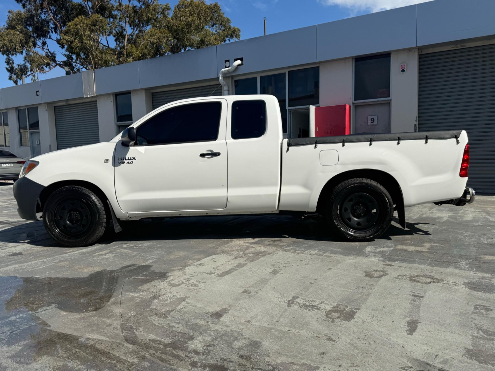TOYOTA HILUX