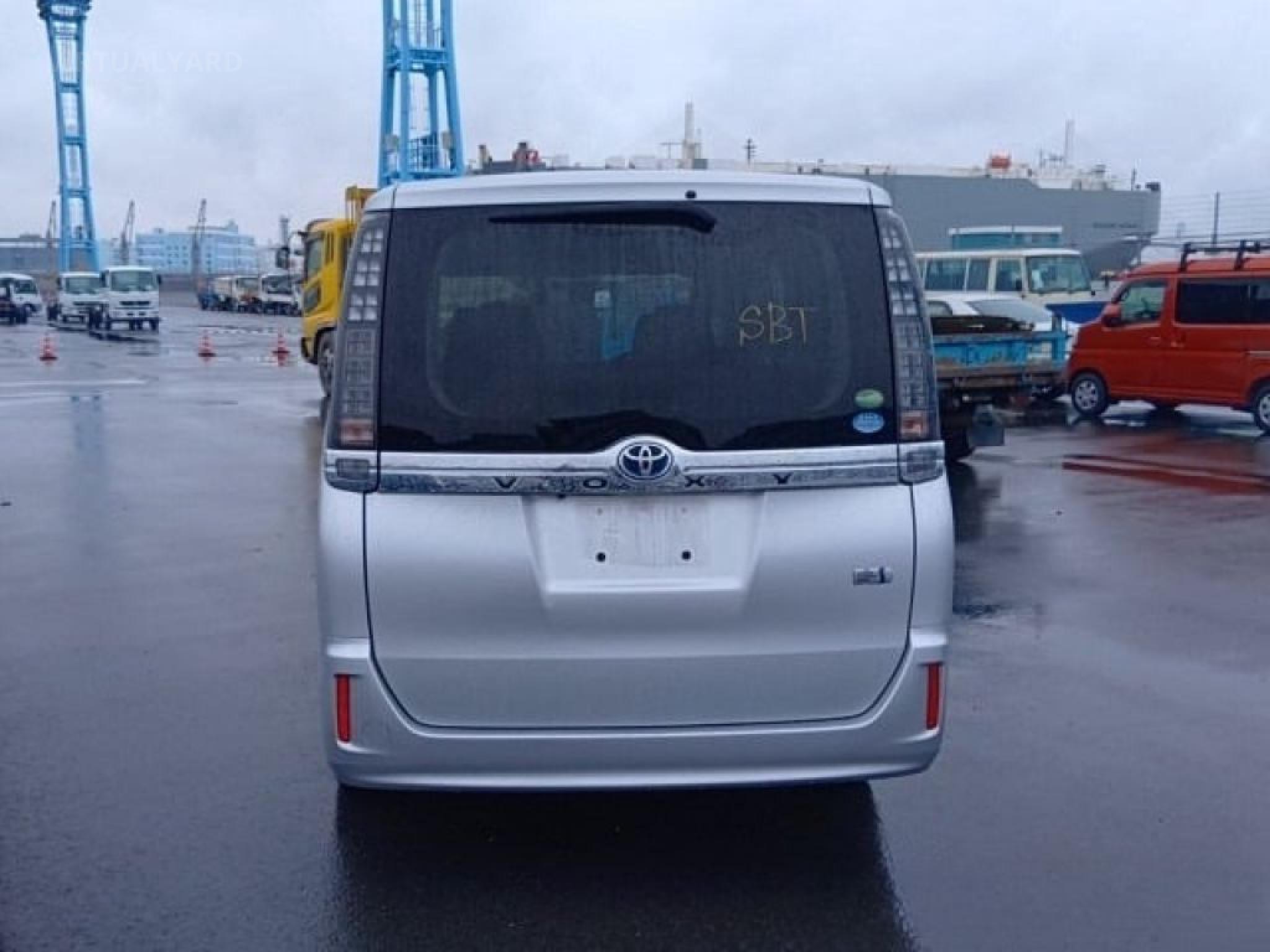TOYOTA VOXY
