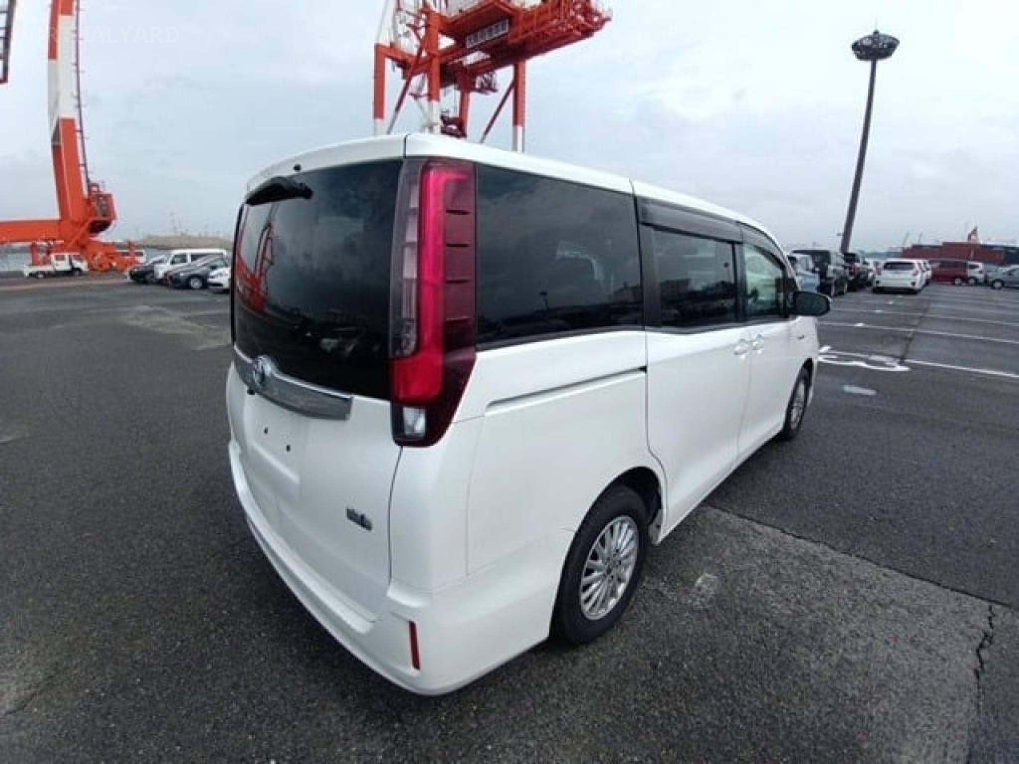 TOYOTA NOAH