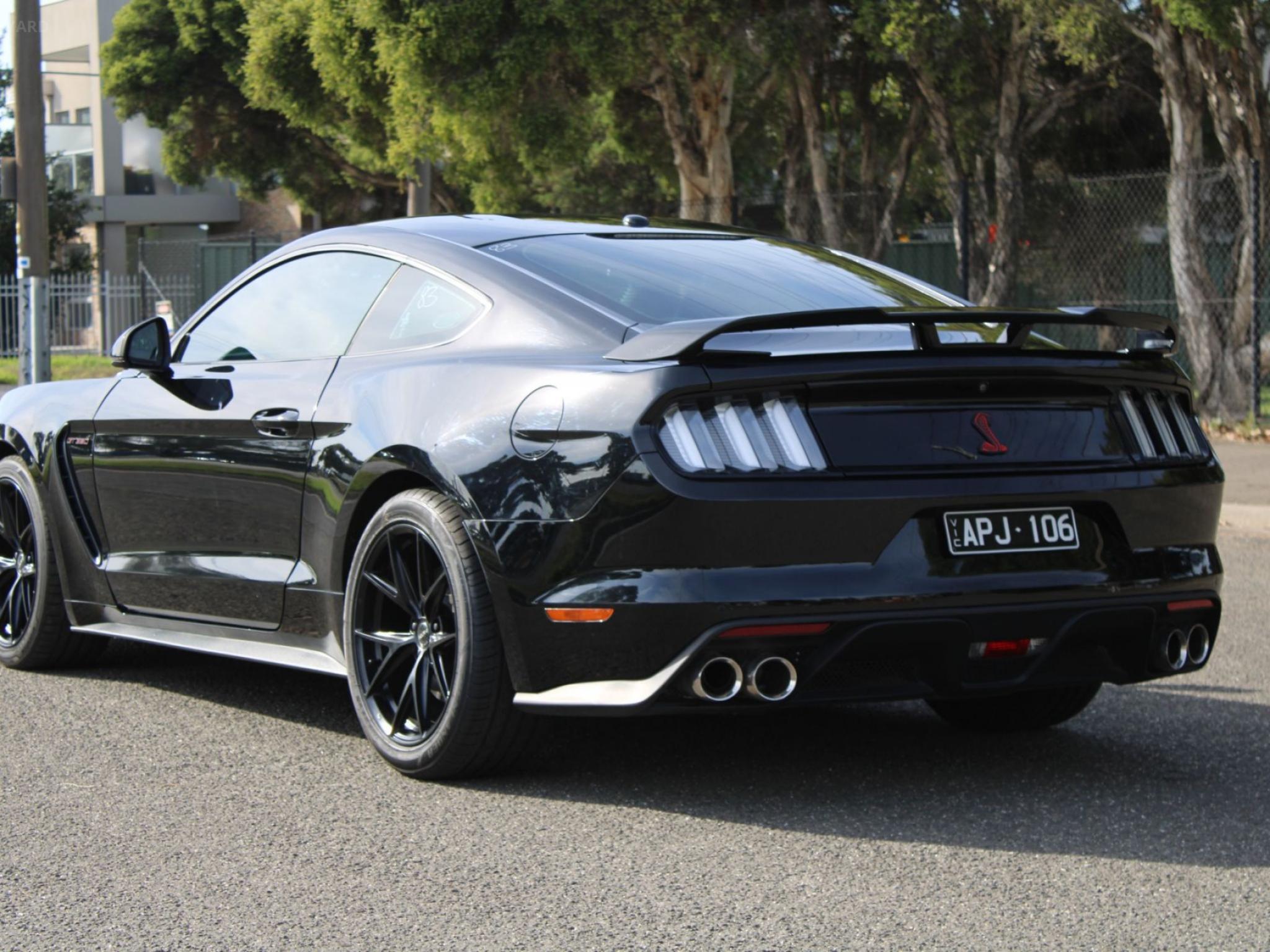FORD MUSTANG