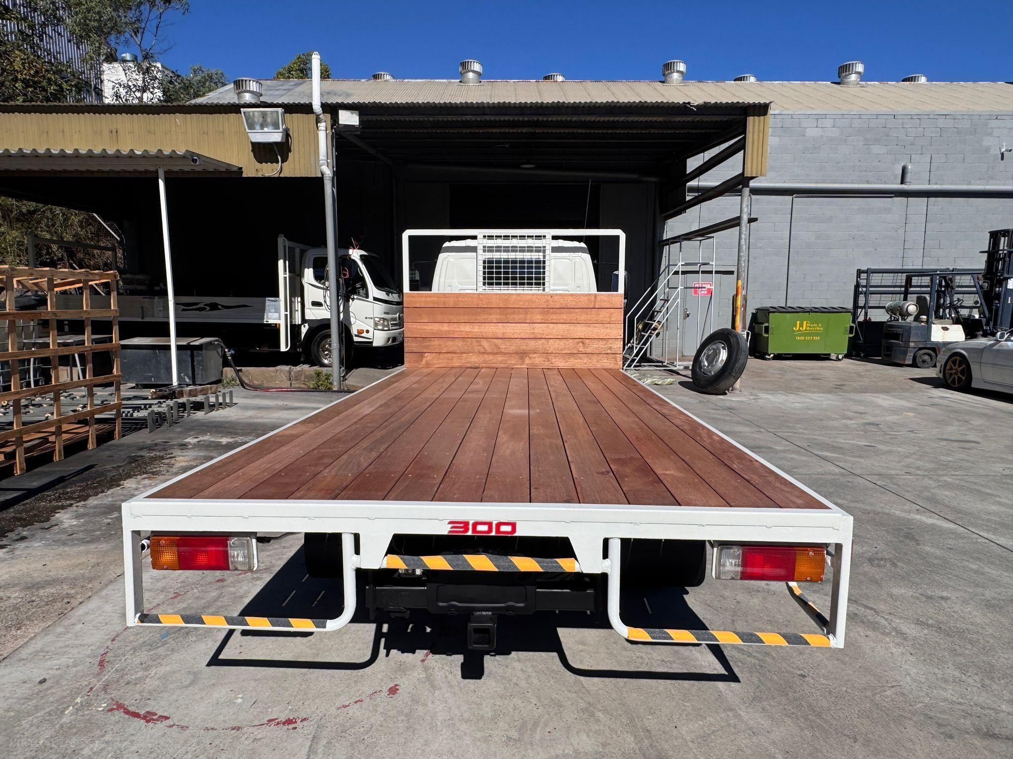 HINO 300