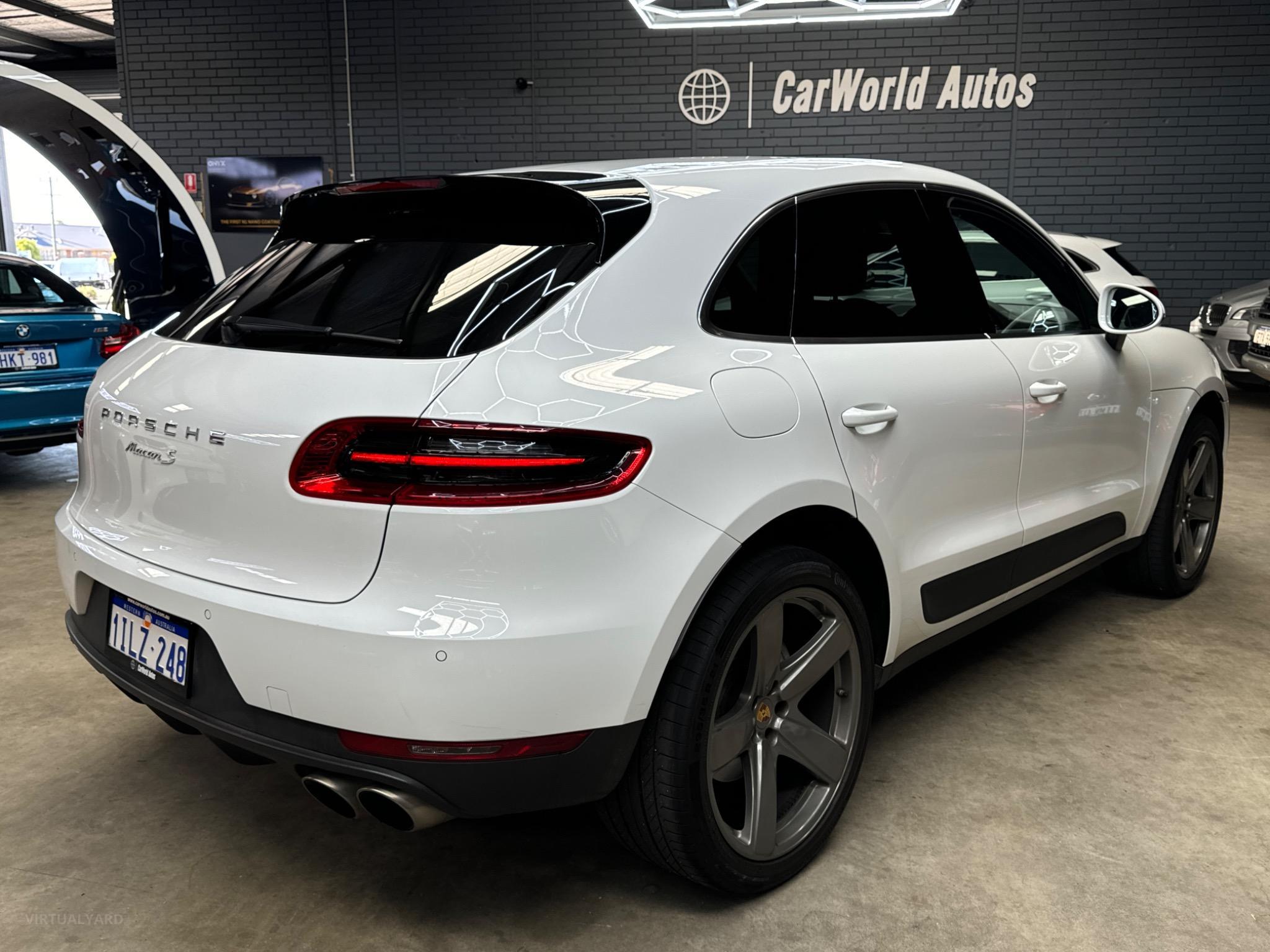 PORSCHE MACAN