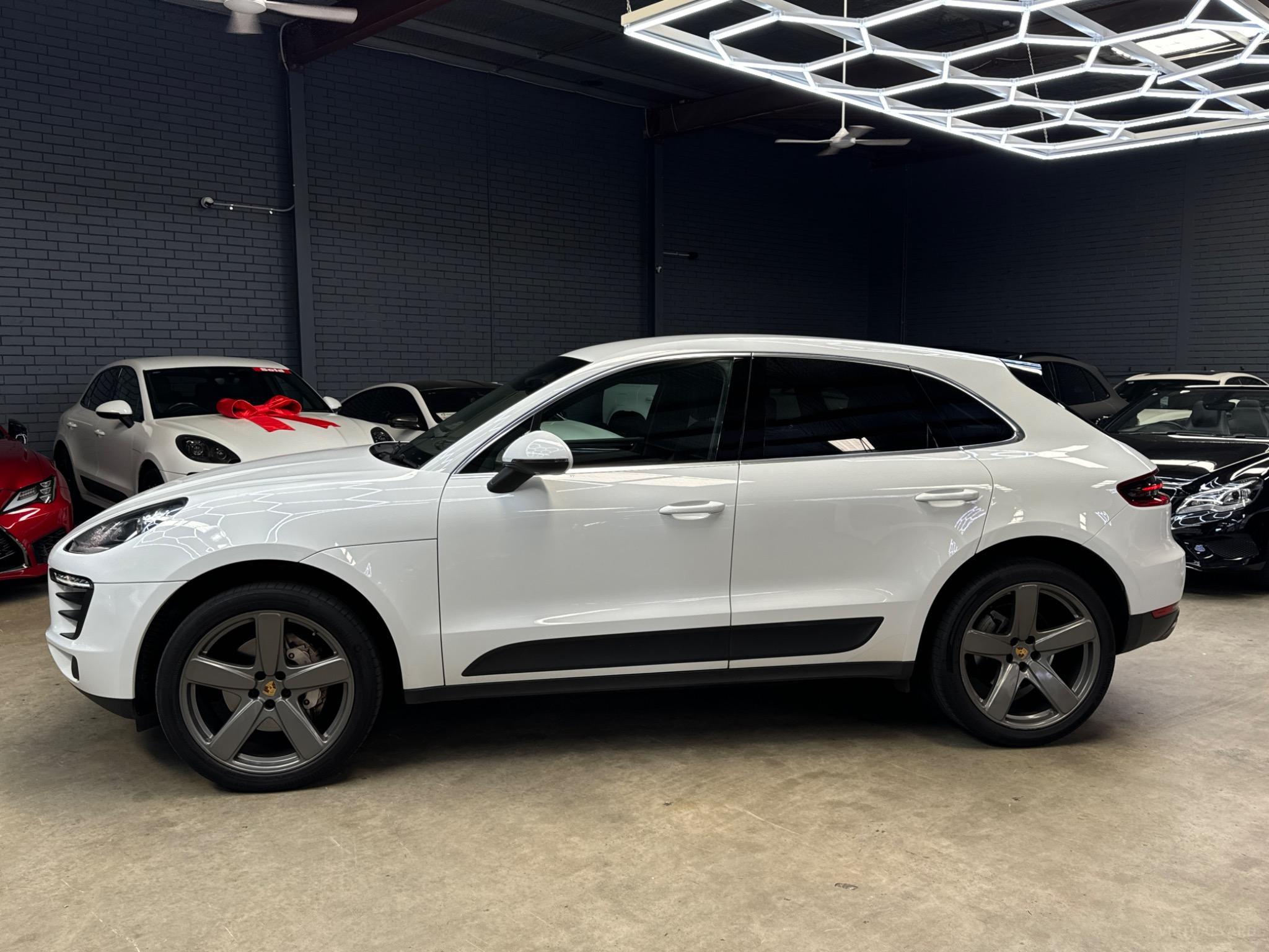 PORSCHE MACAN