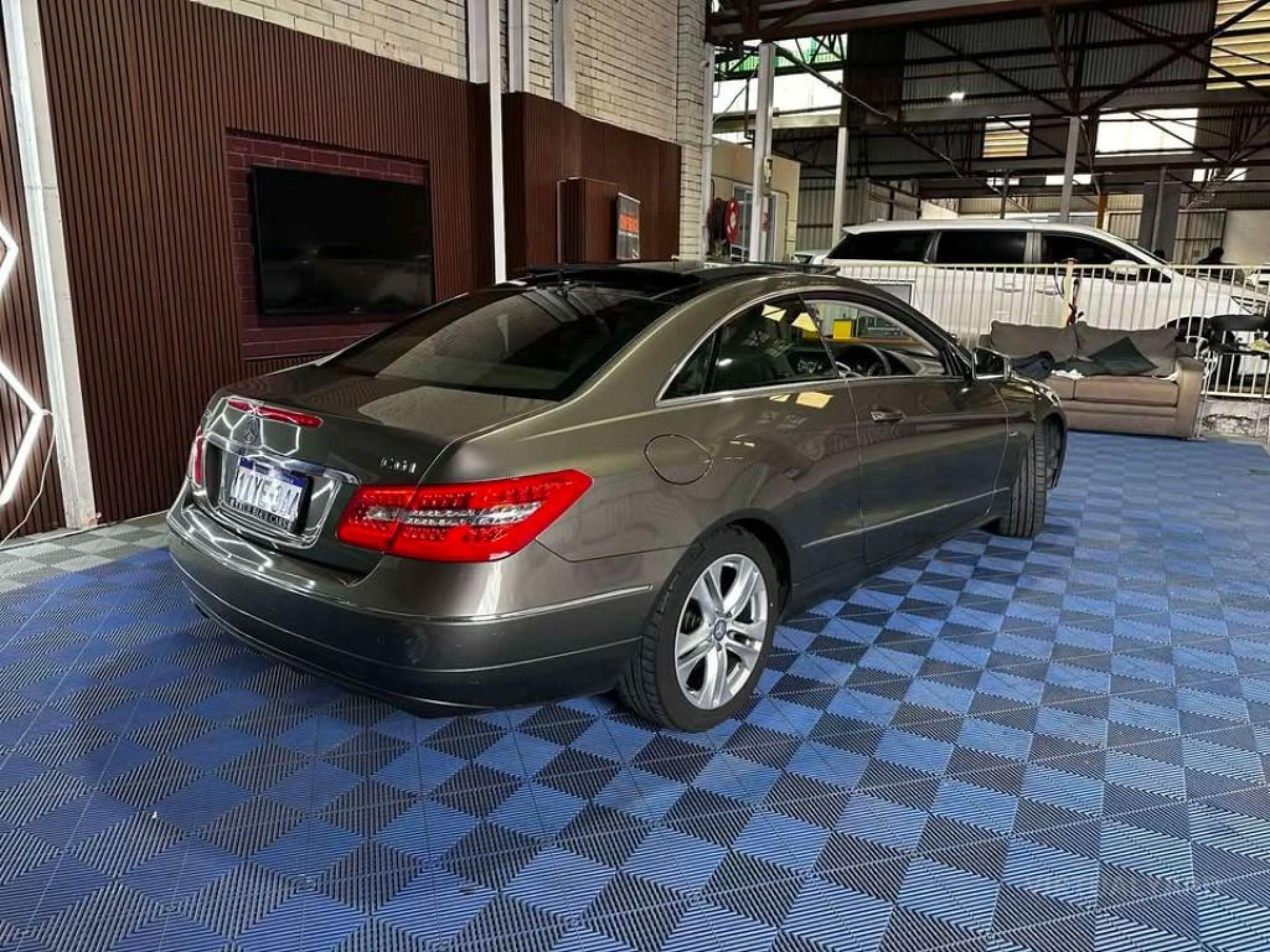 MERCEDES-BENZ E250