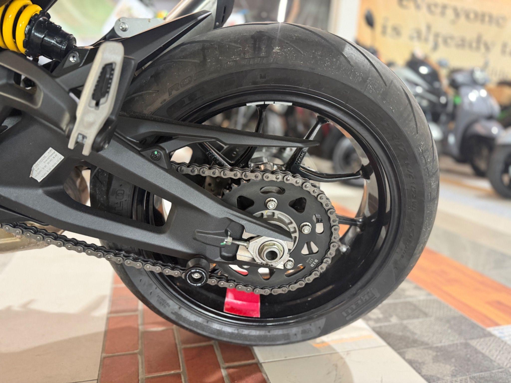 DUCATI MONSTER 937