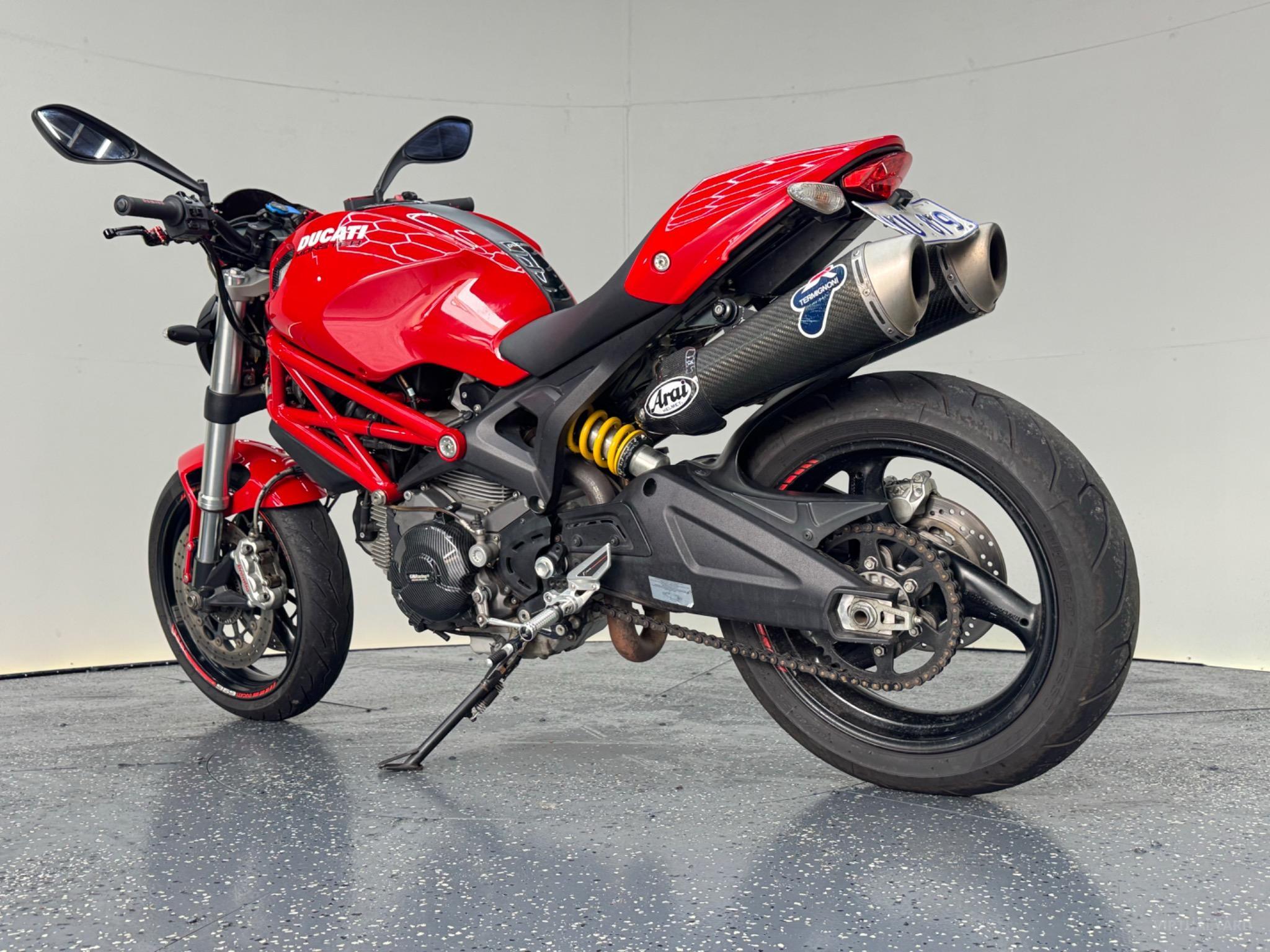 DUCATTI MONSTER 696