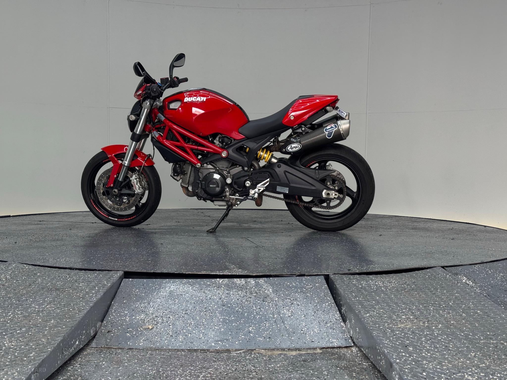 DUCATTI MONSTER 696